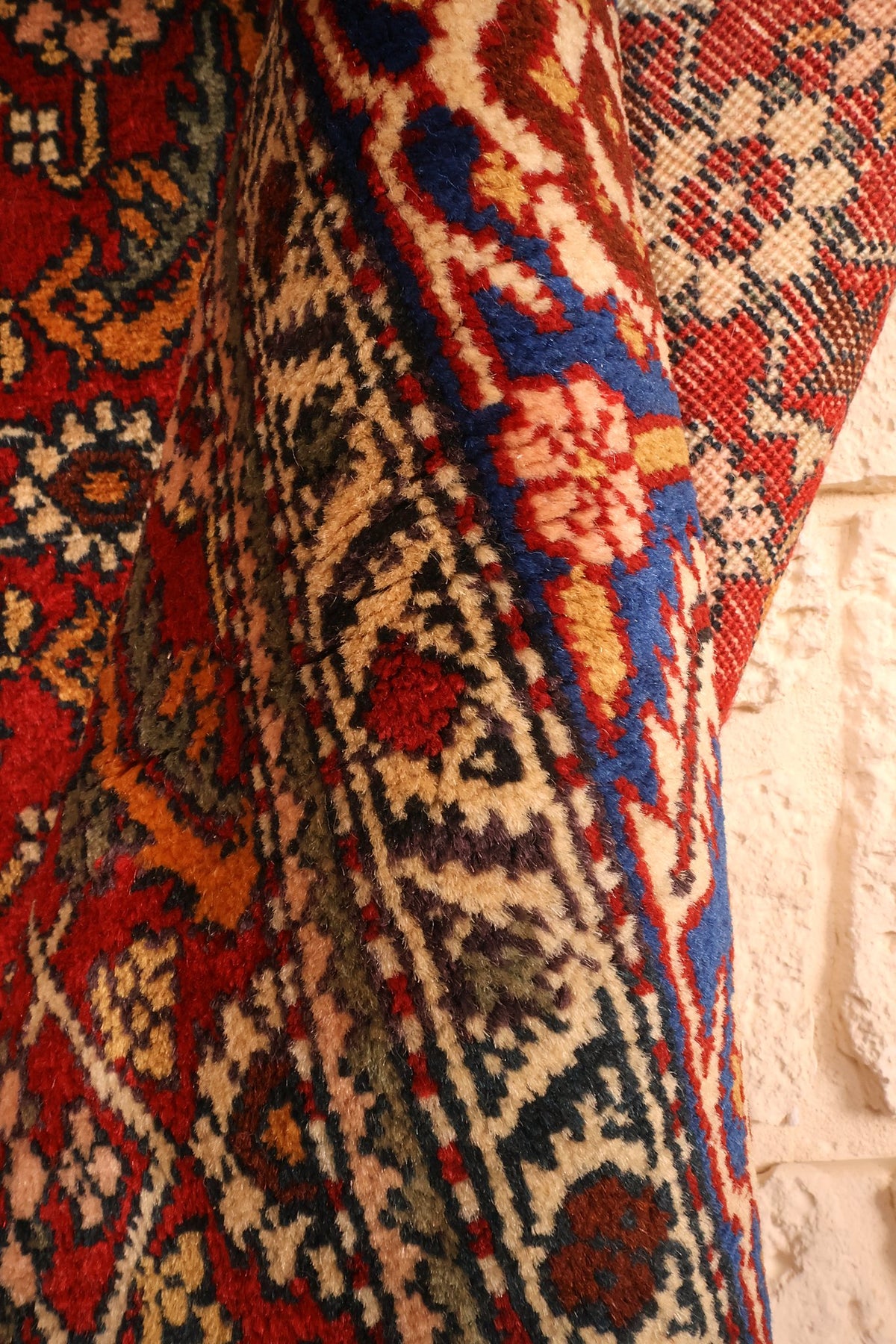 Lisière du tapis Shirvan en laine, épaisseur et envers du décor rouge