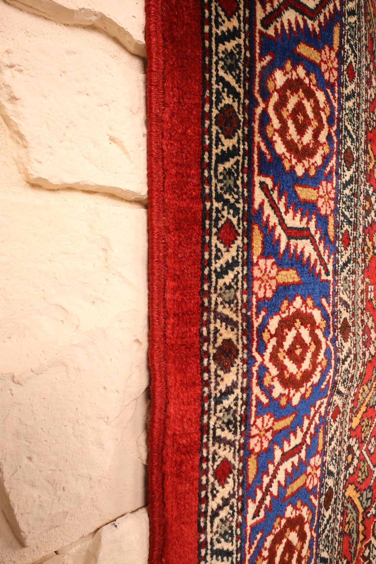 Lisière rouge du Shirvan le long de la bordure bleue à rosettes