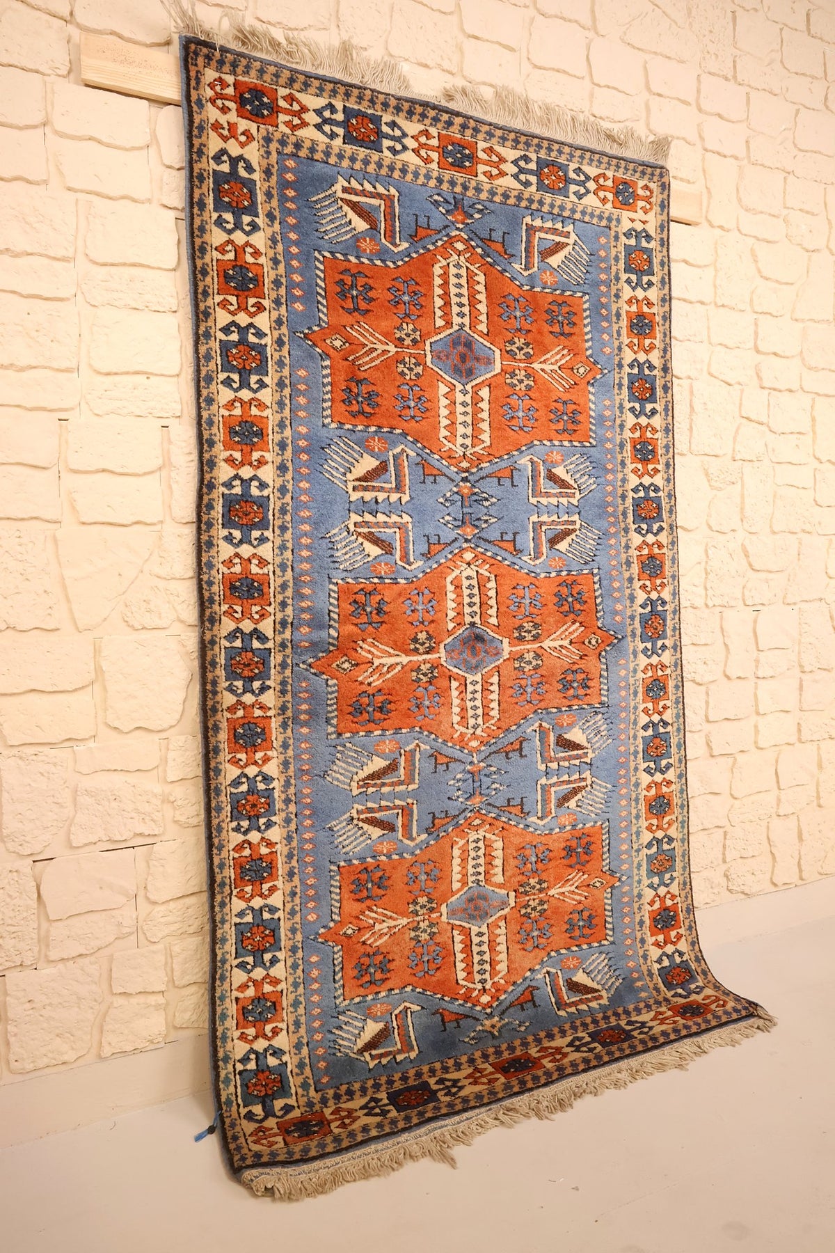 Tapis Shirvan en laine noué main, vue de biais du champ bleu clair et des franges