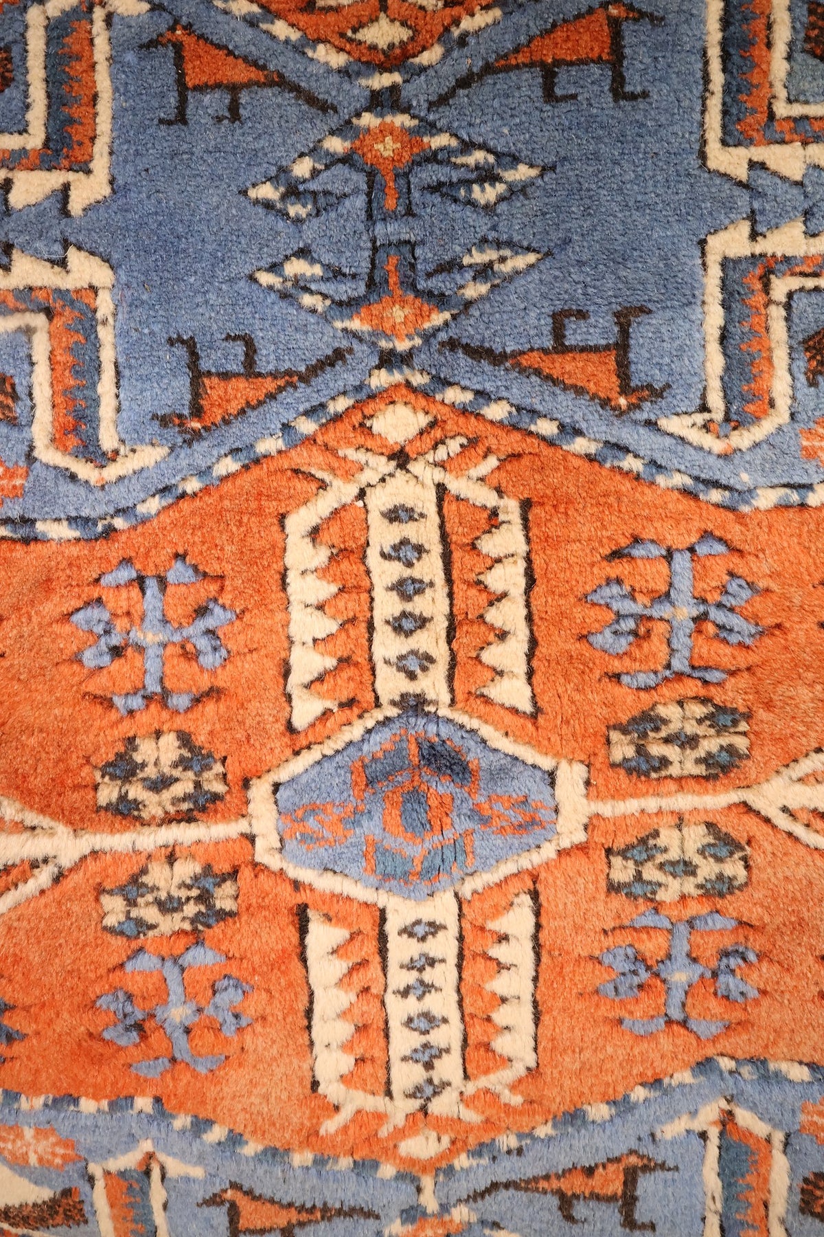 Détail d'un médaillon étoilé orange à cœur bleu du tapis Shirvan