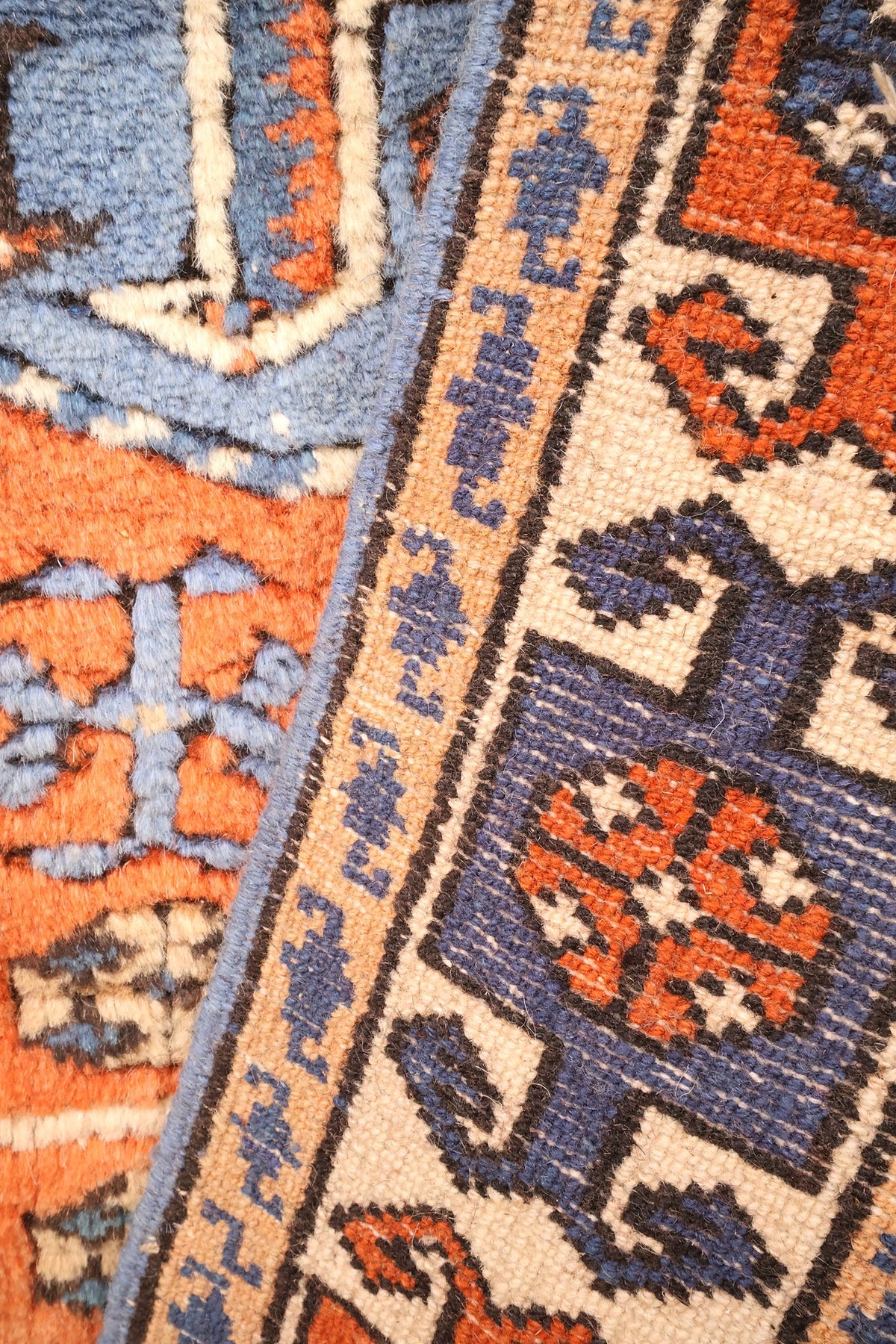 Envers du tapis Shirvan en laine, nœuds visibles le long de la bordure