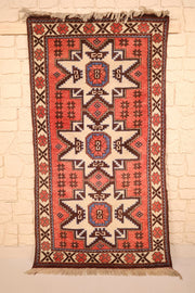 Tapis Shirvan rouge 187 × 100 cm, vue d'ensemble avec ses trois médaillons étoilés ivoire