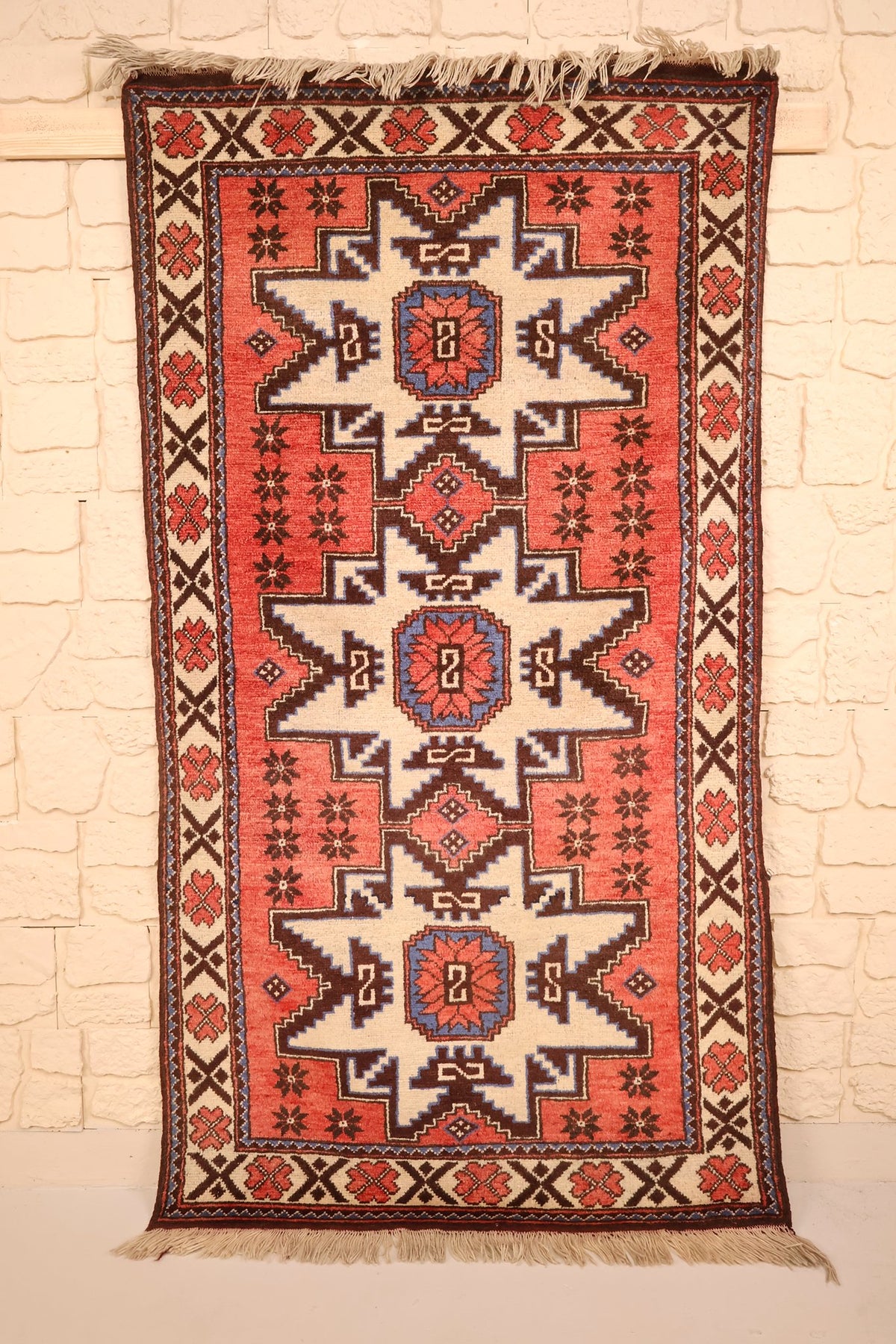 Tapis Shirvan rouge 187 × 100 cm, vue d'ensemble avec ses trois médaillons étoilés ivoire