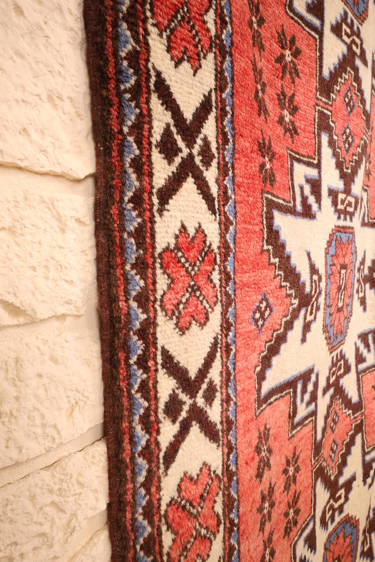 Lisière du tapis Shirvan beige et marron, filets bleus bordant le champ rouge