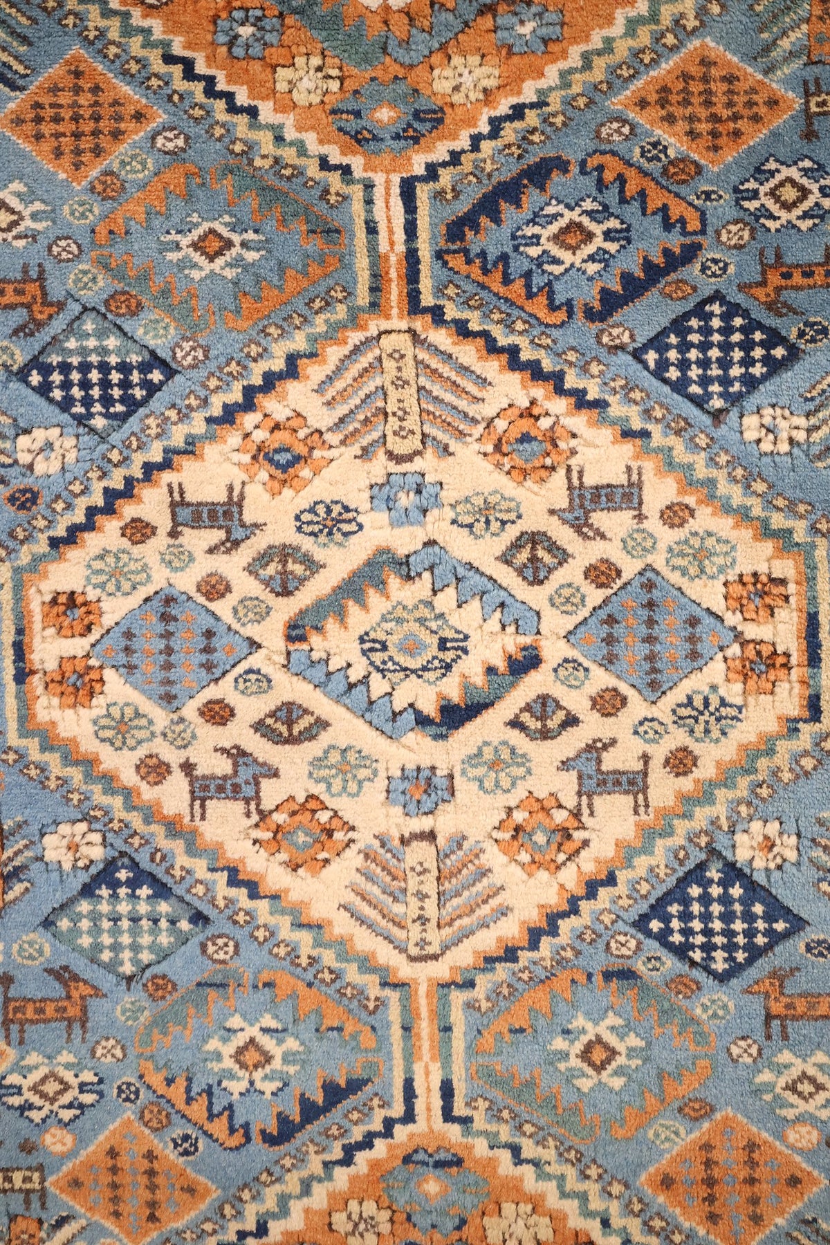 Détail du médaillon ivoire et des figures animales stylisées du Shirvan bleu