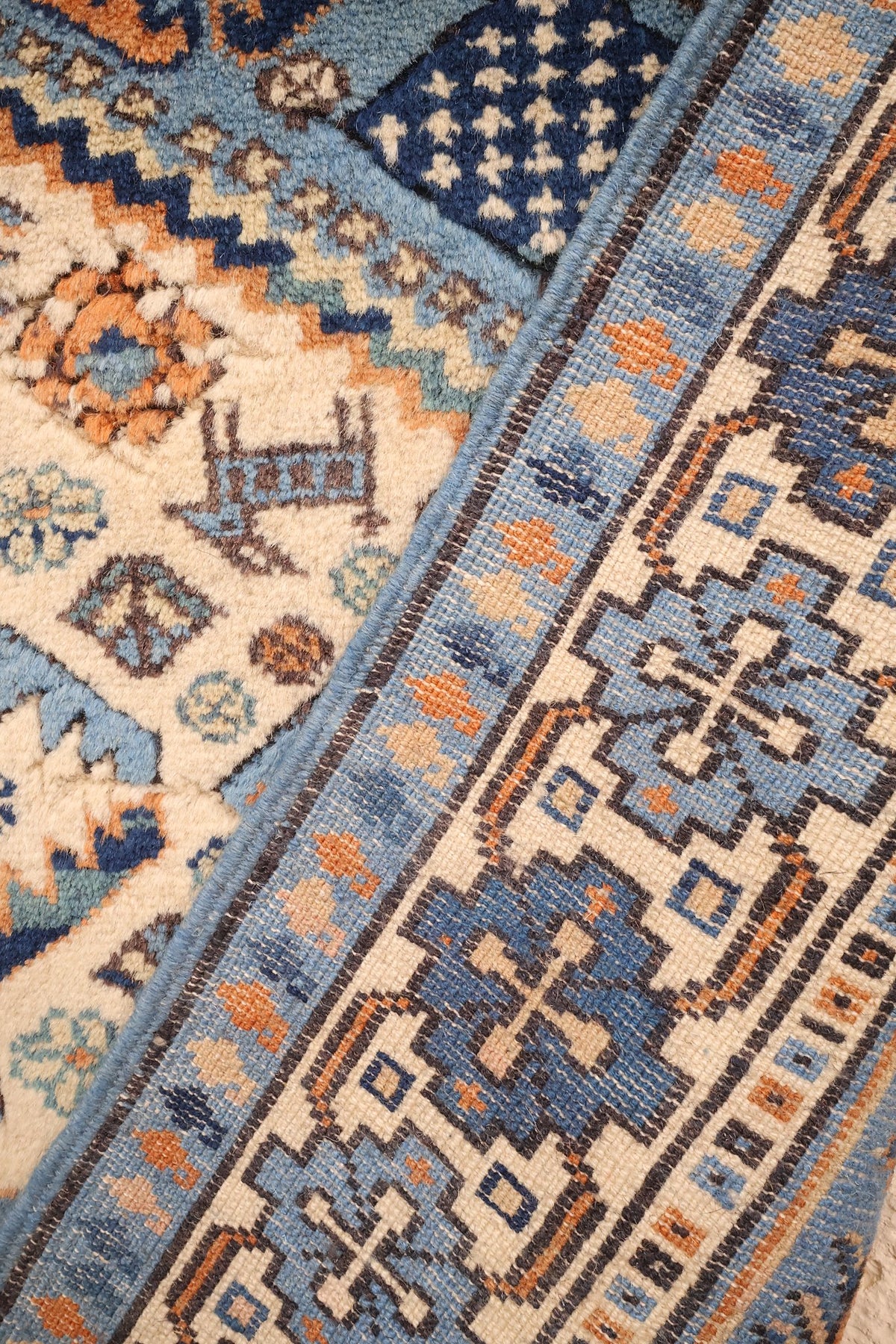 Coin du tapis Shirvan noué à la main, contre-bordures bleues et rosettes
