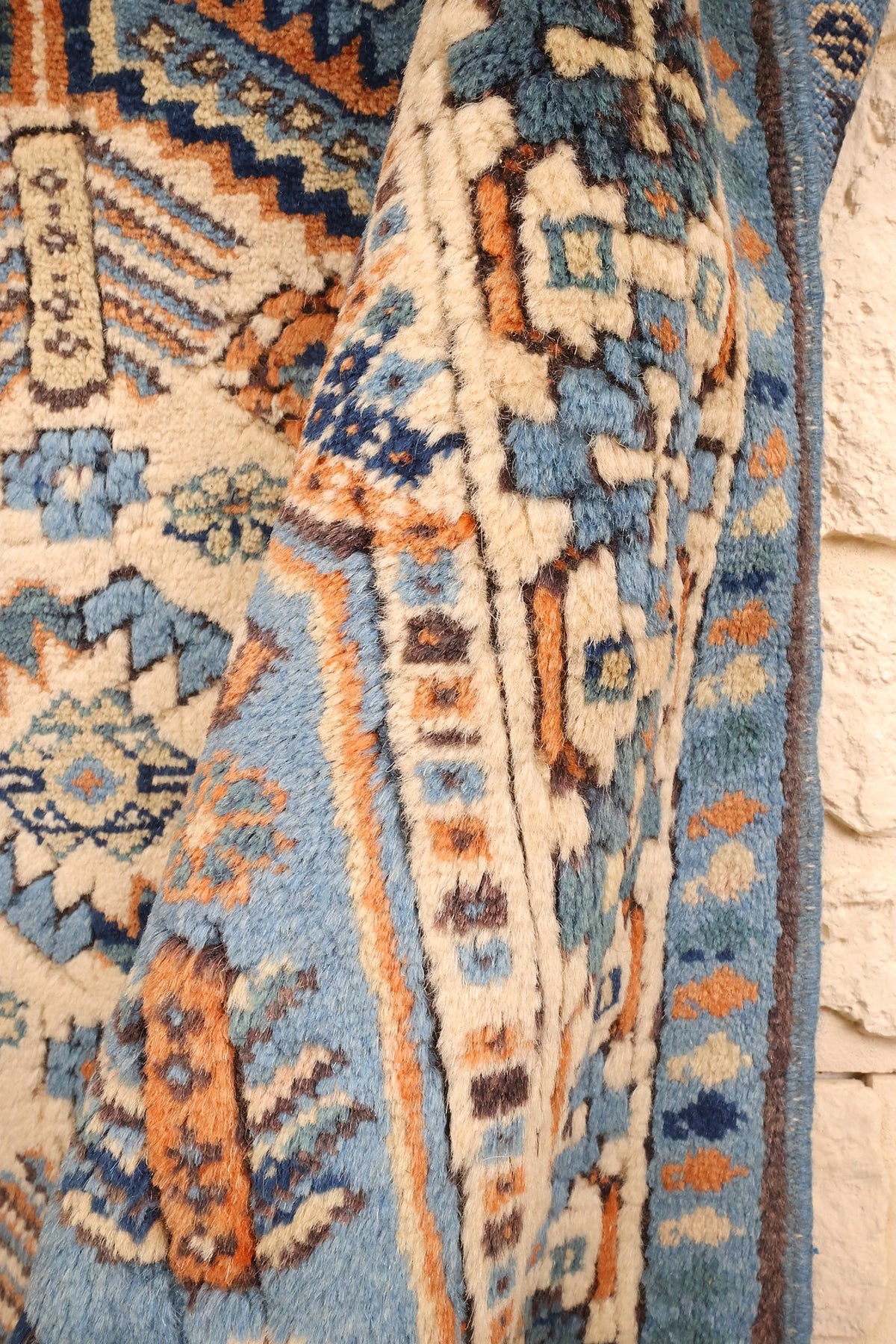 Coin replié du Shirvan en laine, épaisseur et motifs du champ bleu clair
