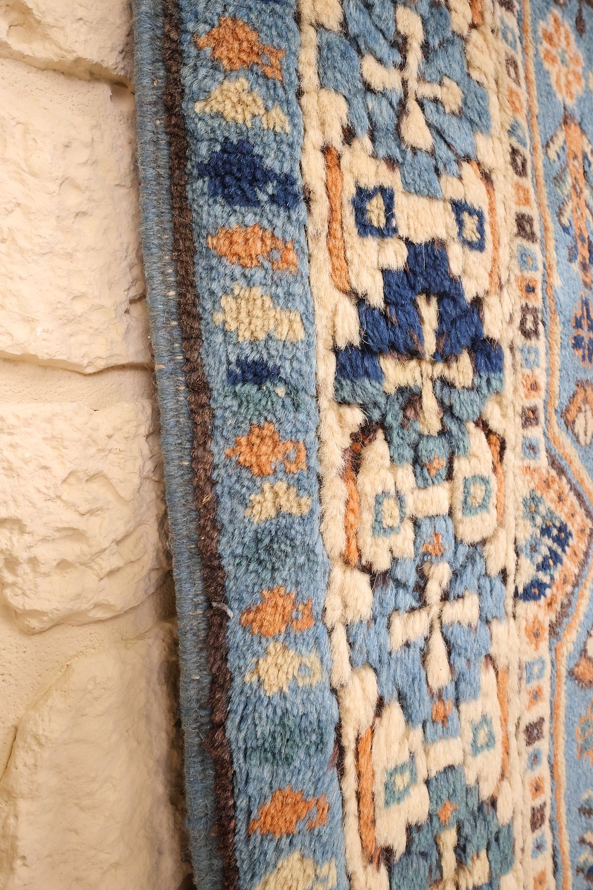 Lisière du tapis Shirvan bleu, finition latérale et contre-bordure fleurie