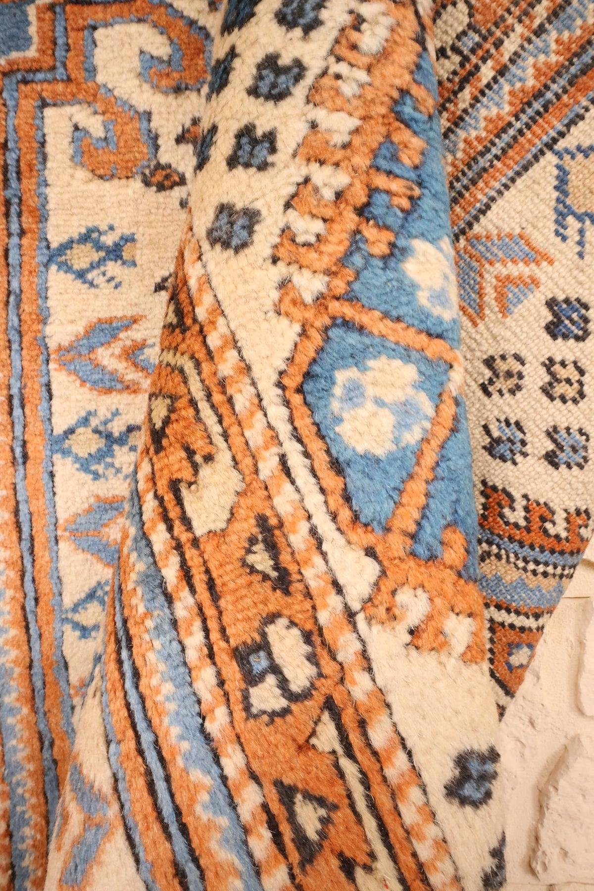 Coin replié du tapis Shirvan beige, épaisseur de la laine et bandes bleues