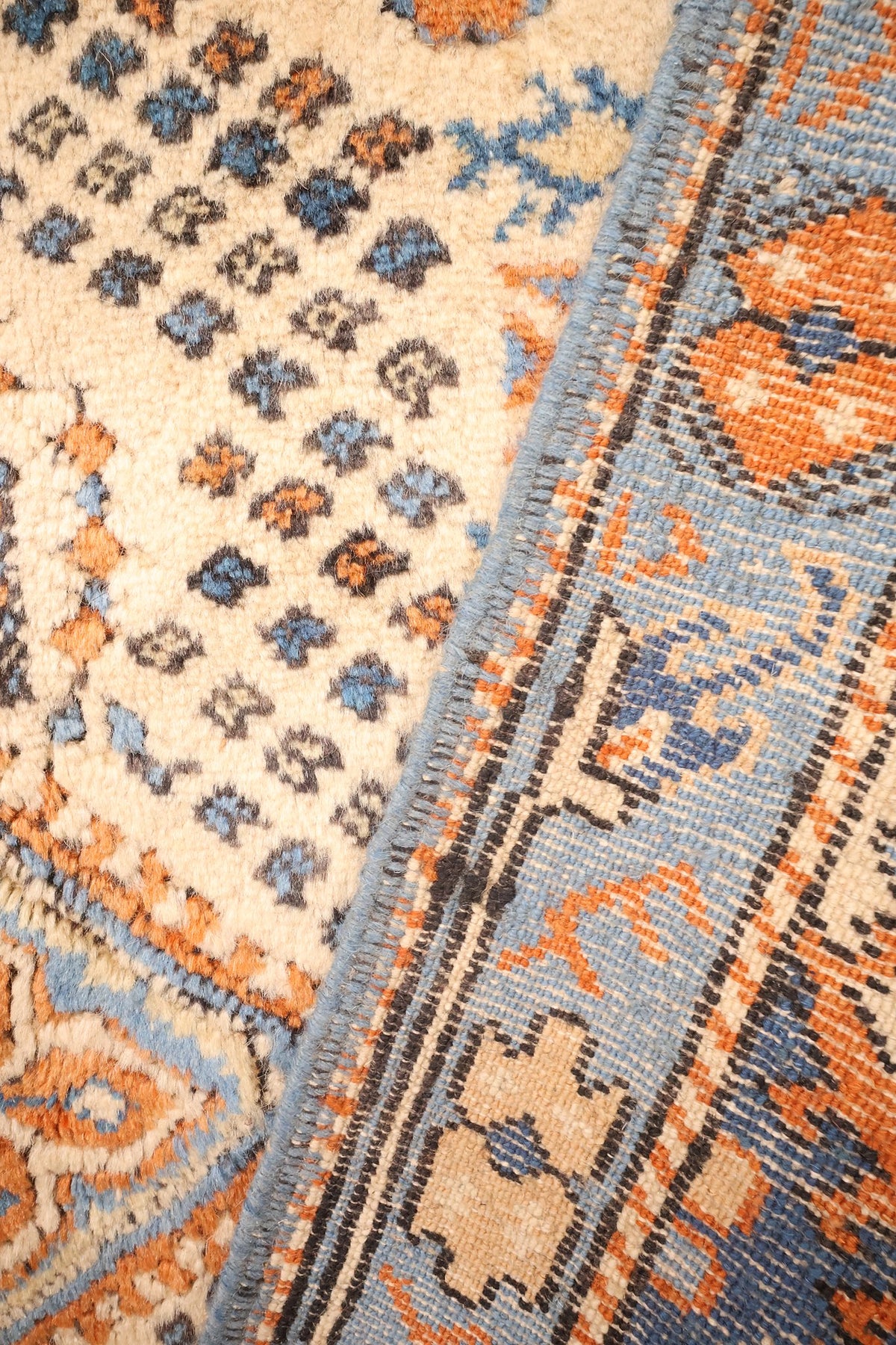 Envers du tapis Shirvan en laine, nœuds et fleurons de bordure visibles