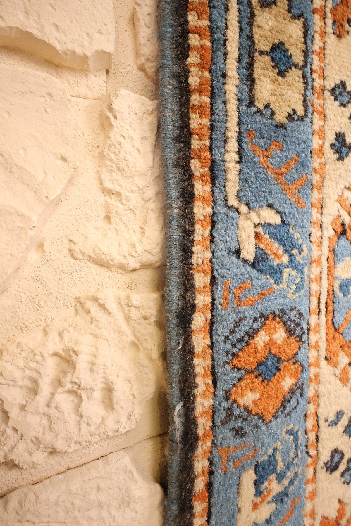 Lisière du tapis Shirvan rectangulaire, bordure bleue à fleurons orange et crème