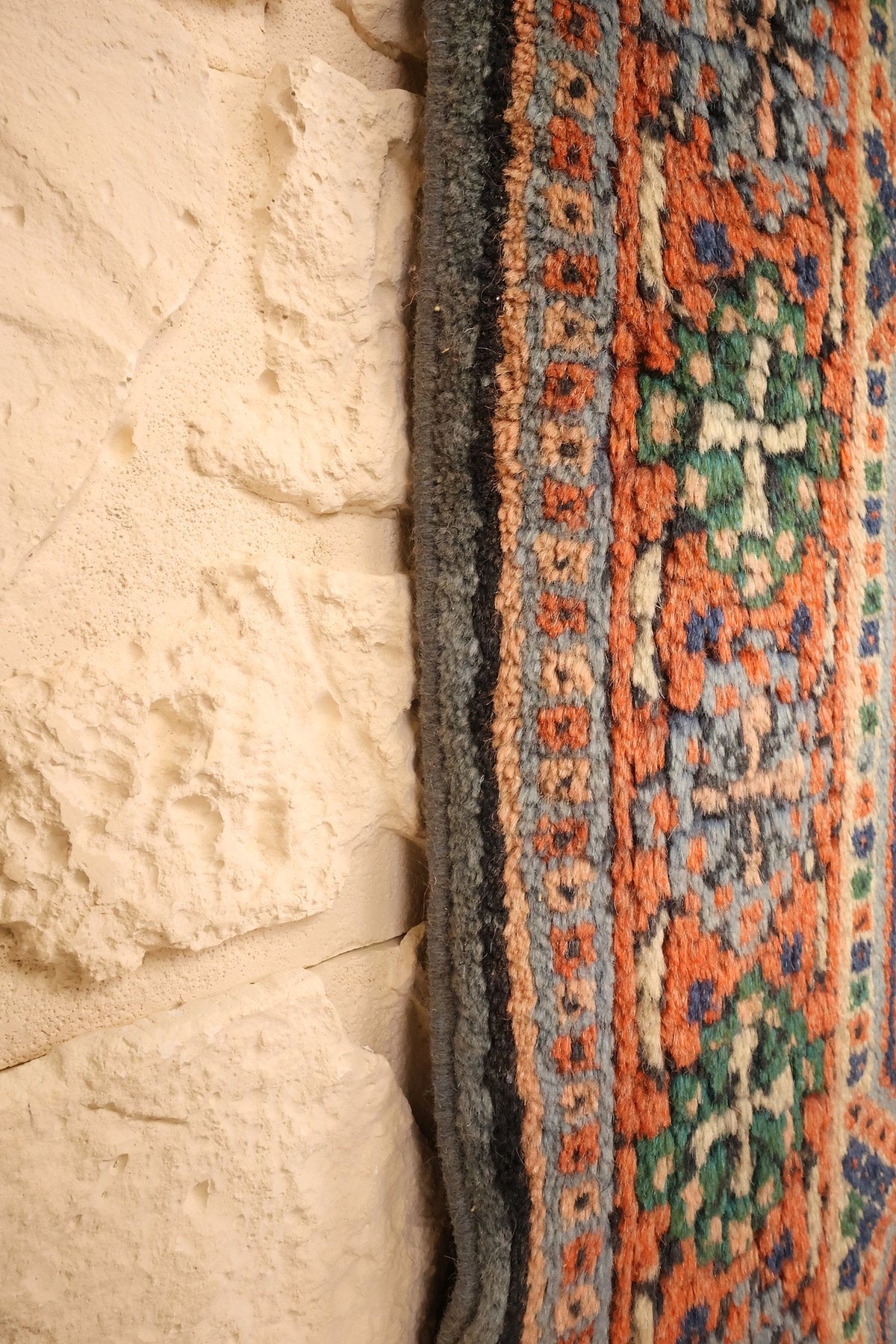 Lisière du tapis Shirvan bleu et orange, finition latérale vue de profil