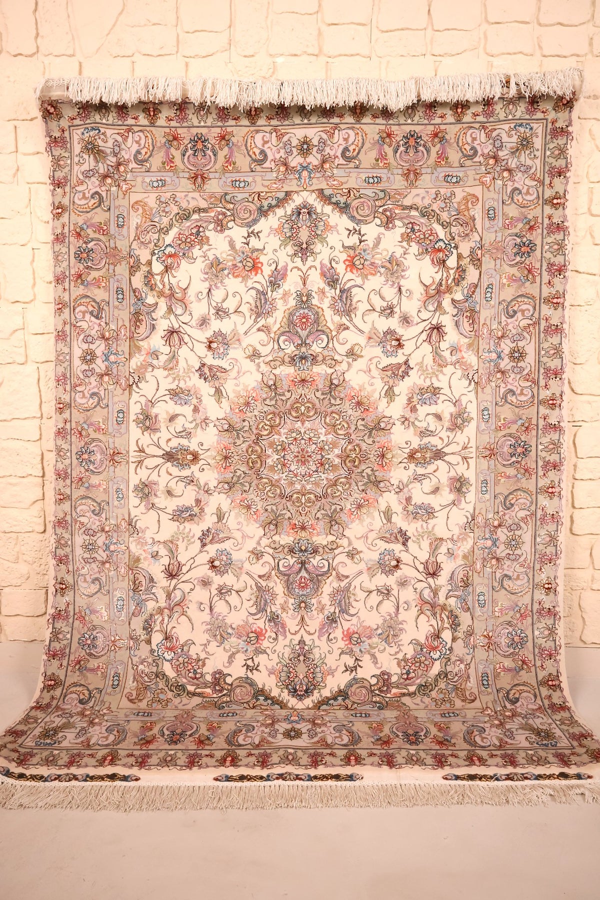 Tapis Tabriz beige 210 × 155 cm, vue d'ensemble du médaillon floral et des bordures