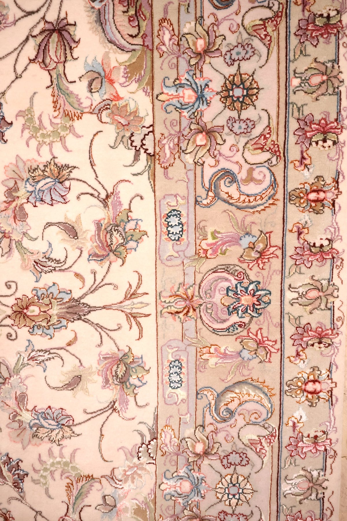 Bordures multiples beige-gris à fleurs et arabesques du tapis Tabriz