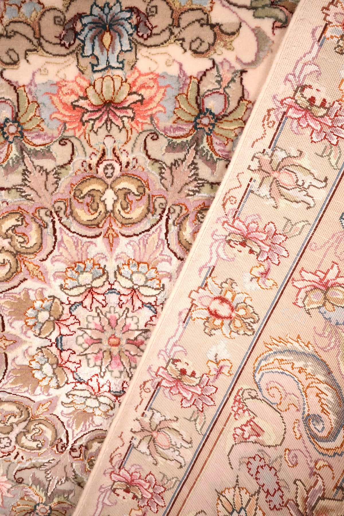 Coin replié du tapis Tabriz 210 × 155 cm, finesse du nouage à la main