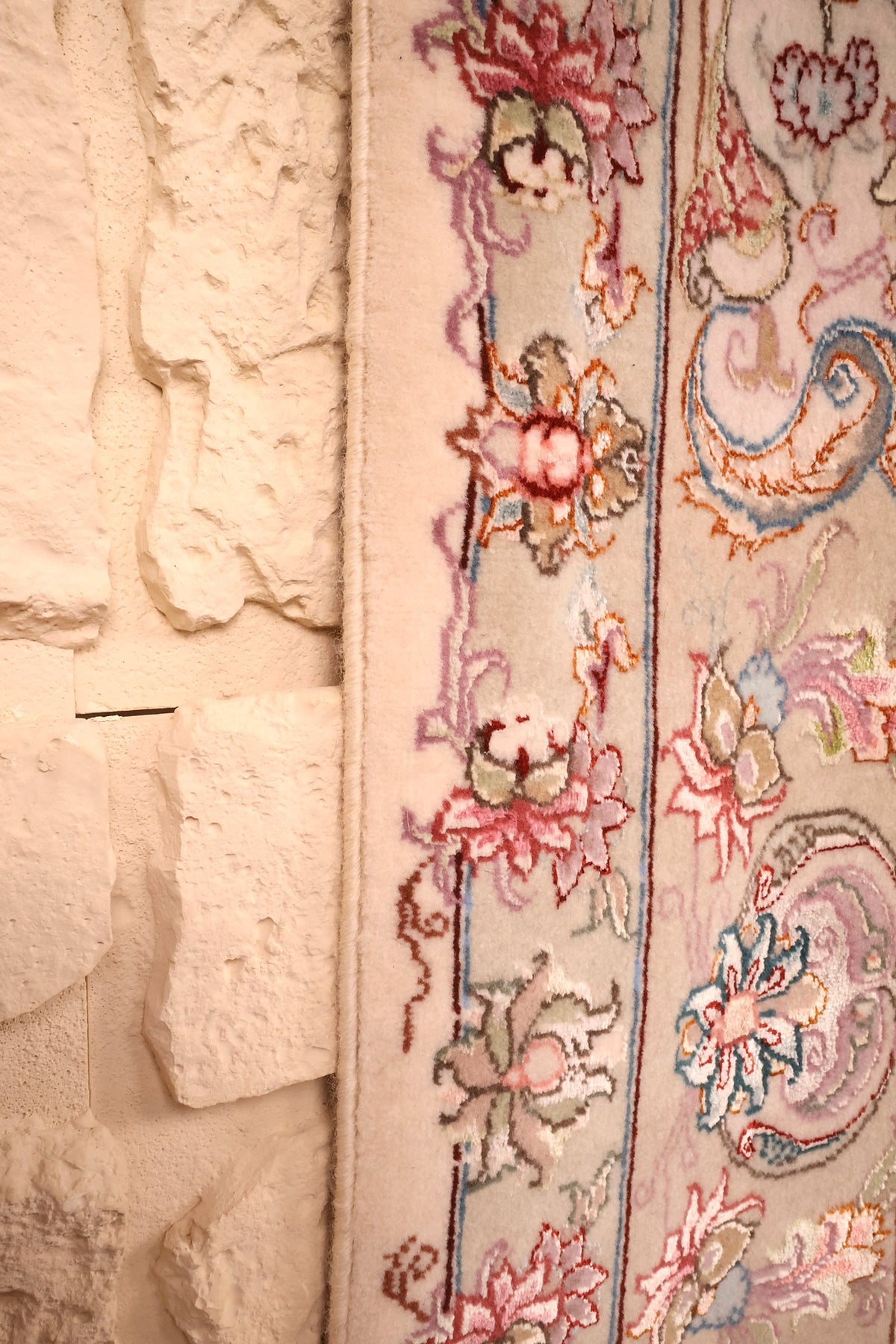 Lisière du tapis Tabriz beige et rose, bordure florale vue de près