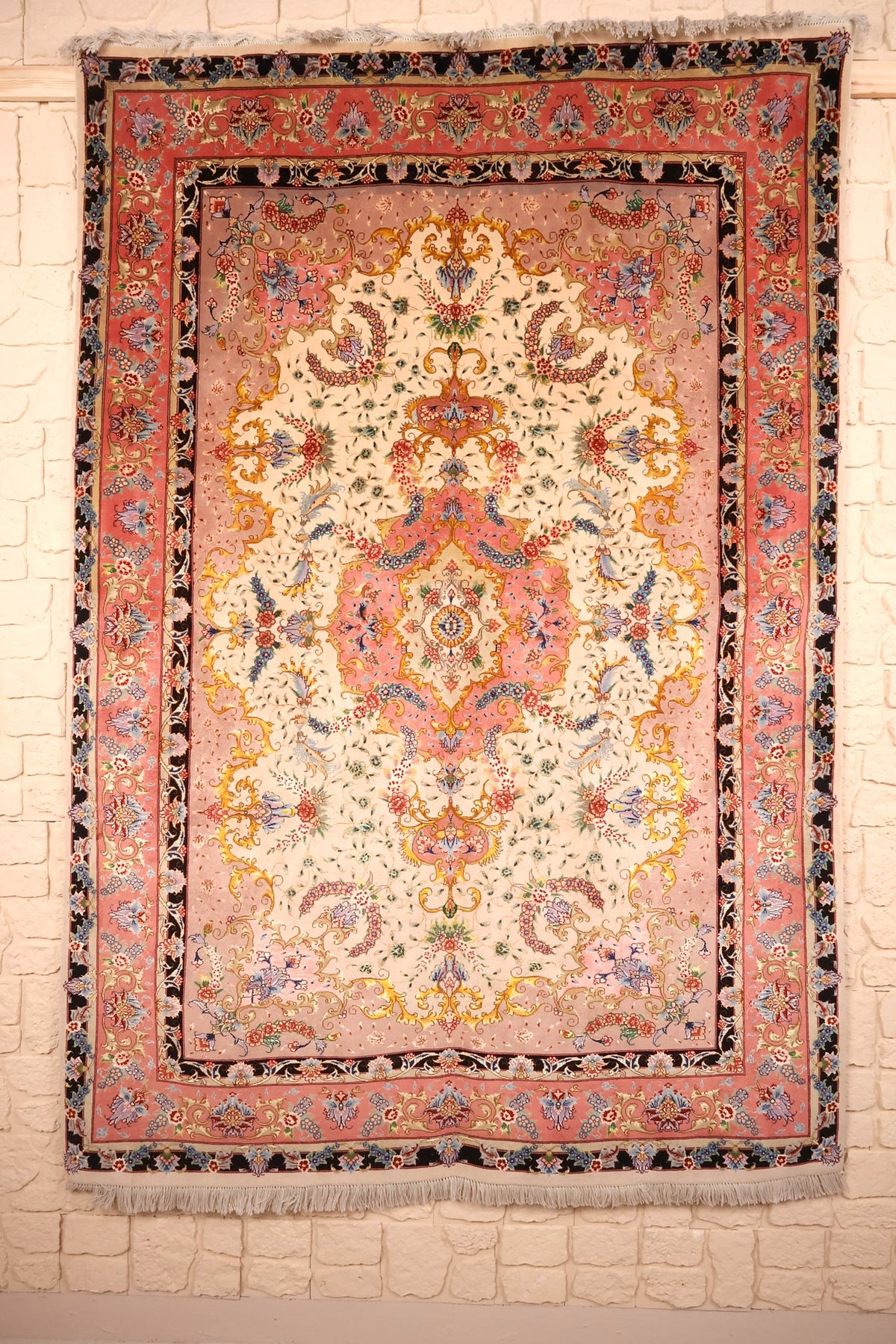 Tapis Tabriz beige et rose 240 × 179 cm, vue d'ensemble avec médaillon central et franges