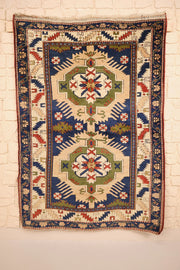 Tapis Tachpinar bleu 158 × 110 cm, vue d'ensemble aux deux médaillons crantés