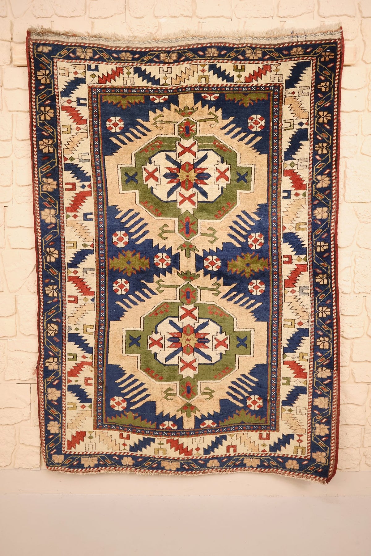 Tapis Tachpinar bleu 158 × 110 cm, vue d'ensemble aux deux médaillons crantés