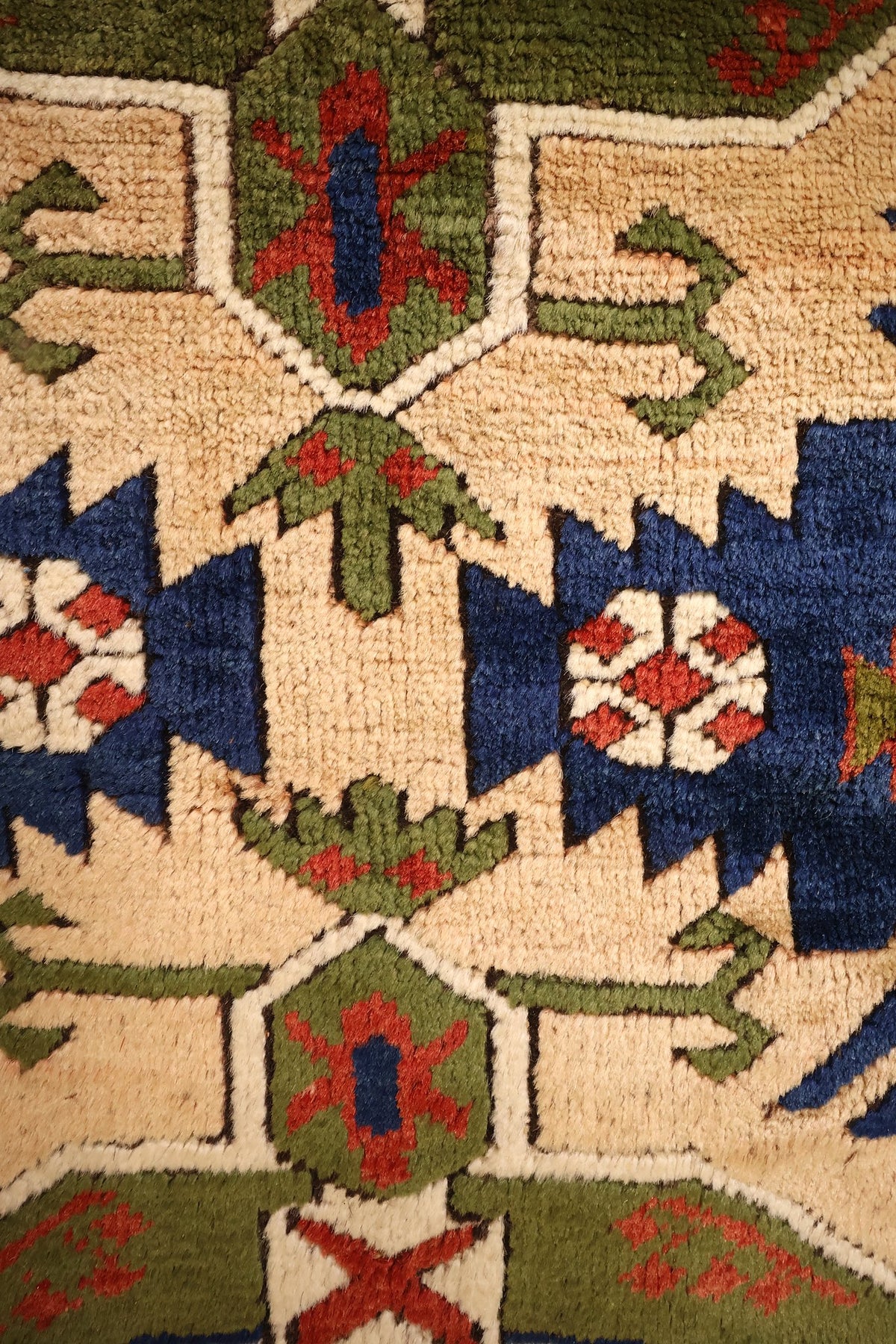 Détail du médaillon beige et vert à croix rouges du tapis Tachpinar