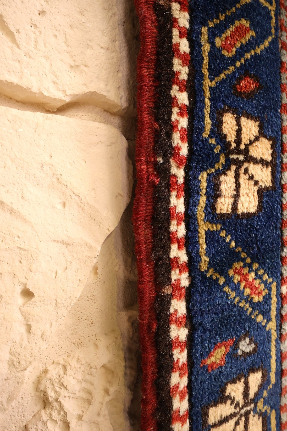 Lisière rouge du tapis Tachpinar le long de la contre-bordure bleue