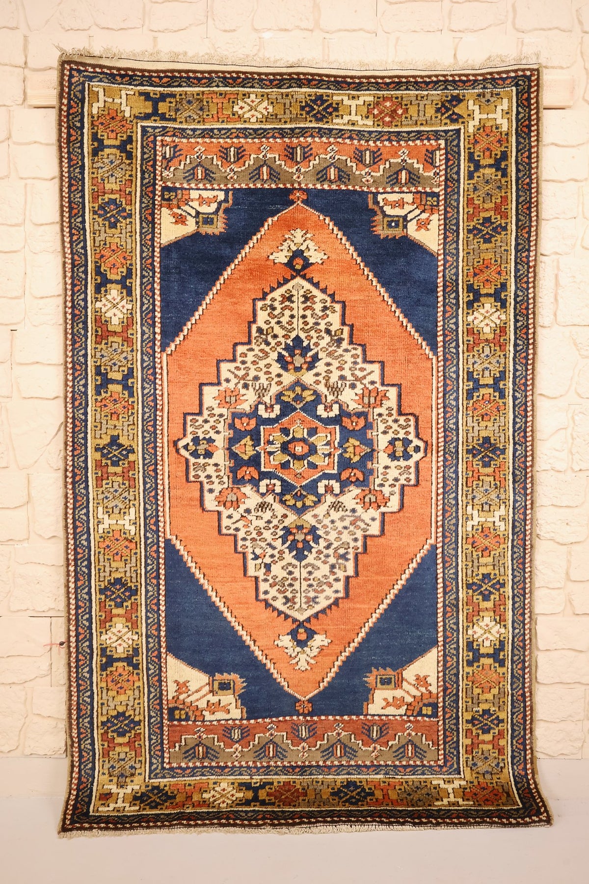 Tapis Tachpinar orange et bleu 172 × 110 cm, vue d'ensemble du médaillon losangé