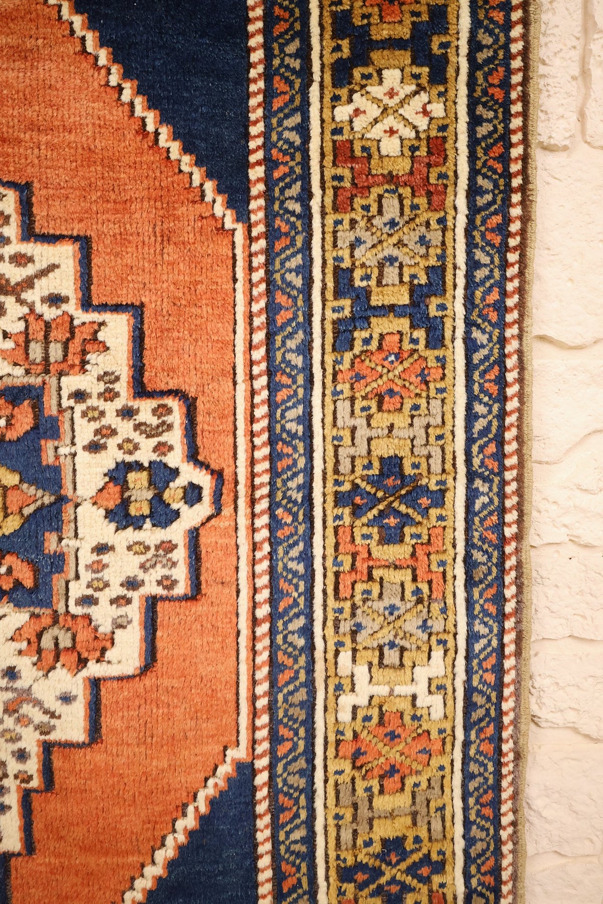 Bordure jaune-ocre à motifs crochetés et contre-bordures bleues du Tachpinar