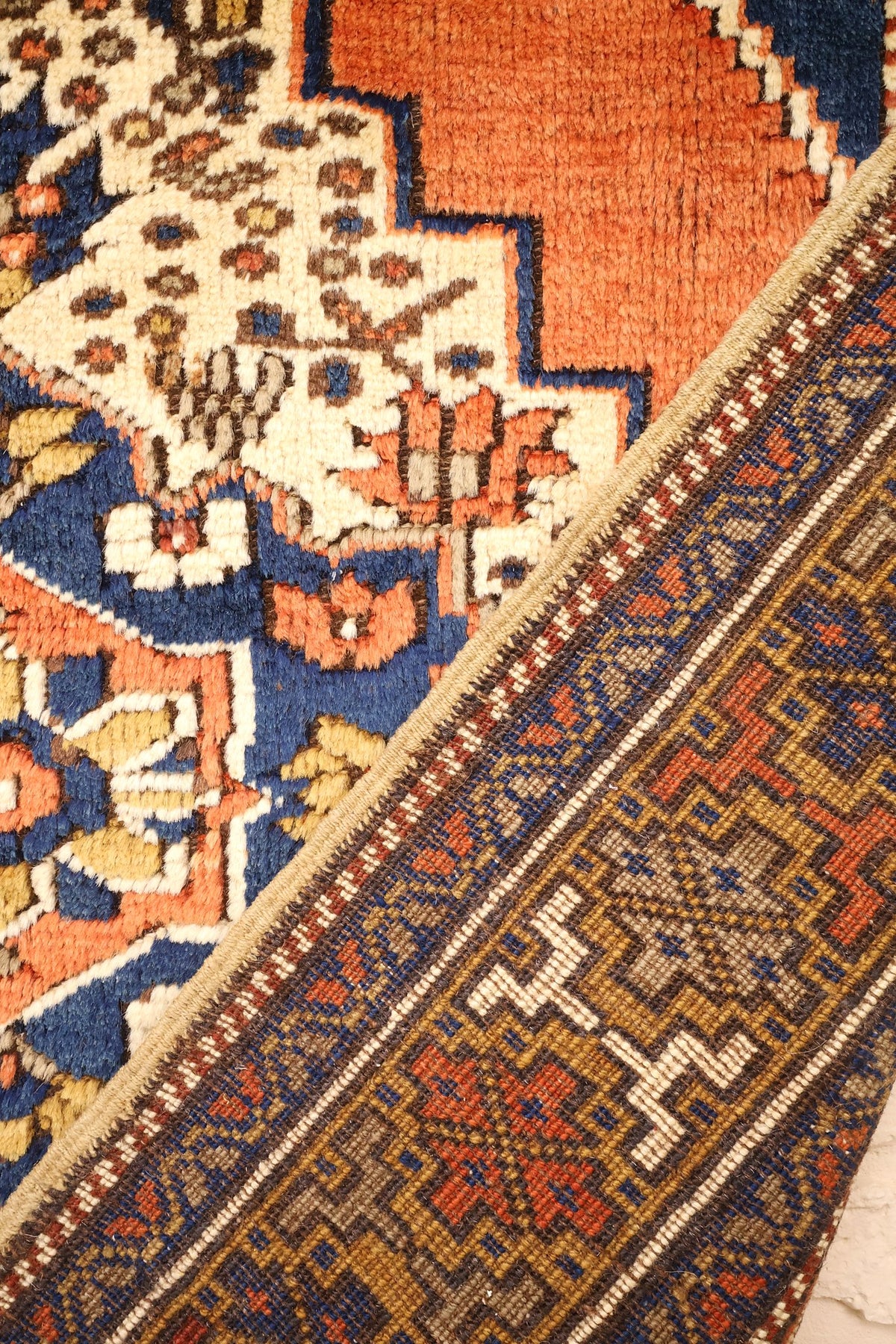 Coin replié du tapis Tachpinar, écoinçon ivoire et bordure ocre