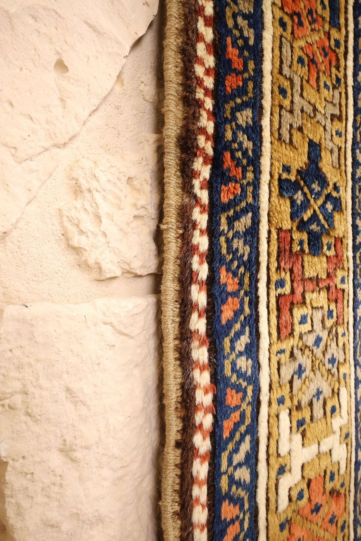 Lisière du tapis Tachpinar le long de la bordure ocre et bleue