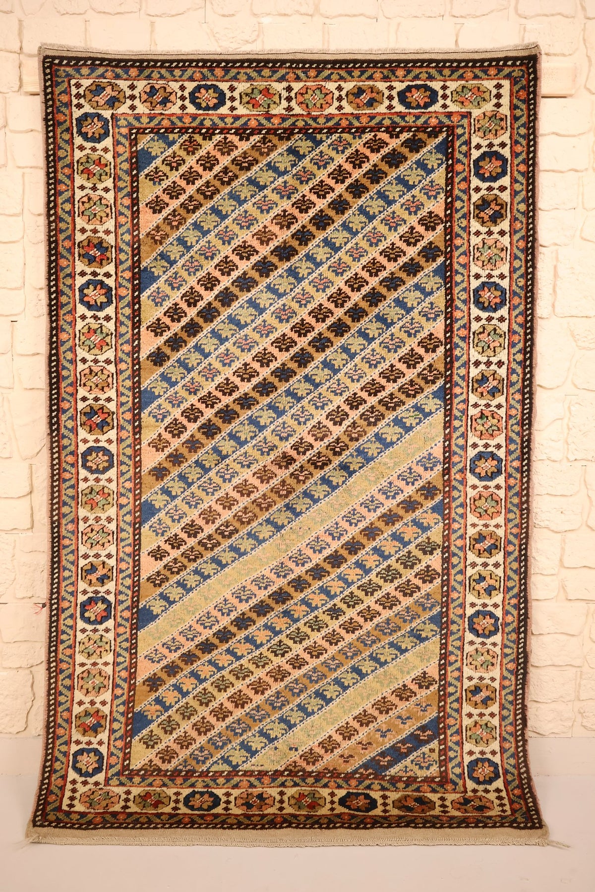 Tapis Tachpinar beige 177 × 110 cm à bandes diagonales bleues et orangées, vue d'ensemble