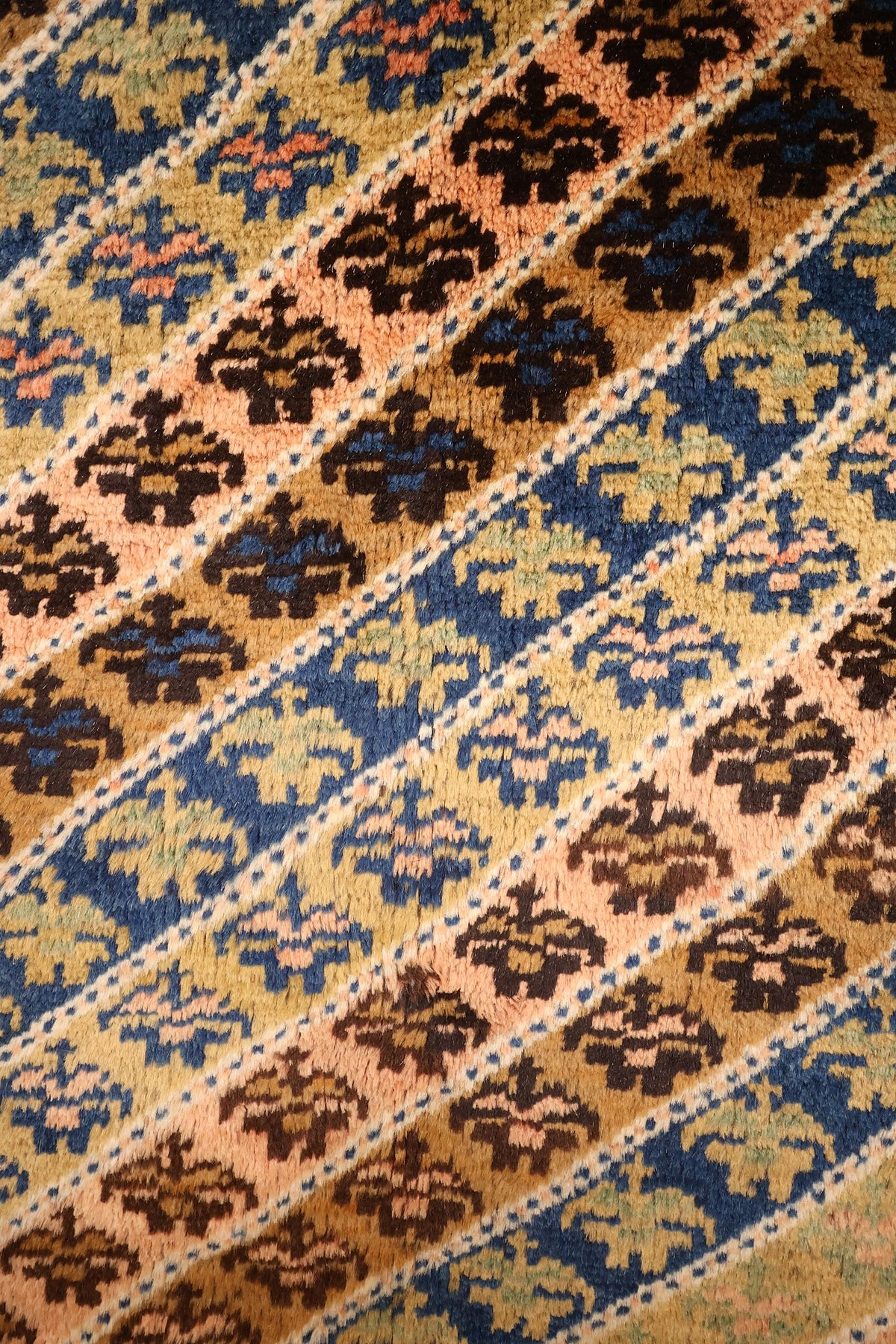 Détail des bandes diagonales et petits motifs floraux anguleux du Tachpinat beige