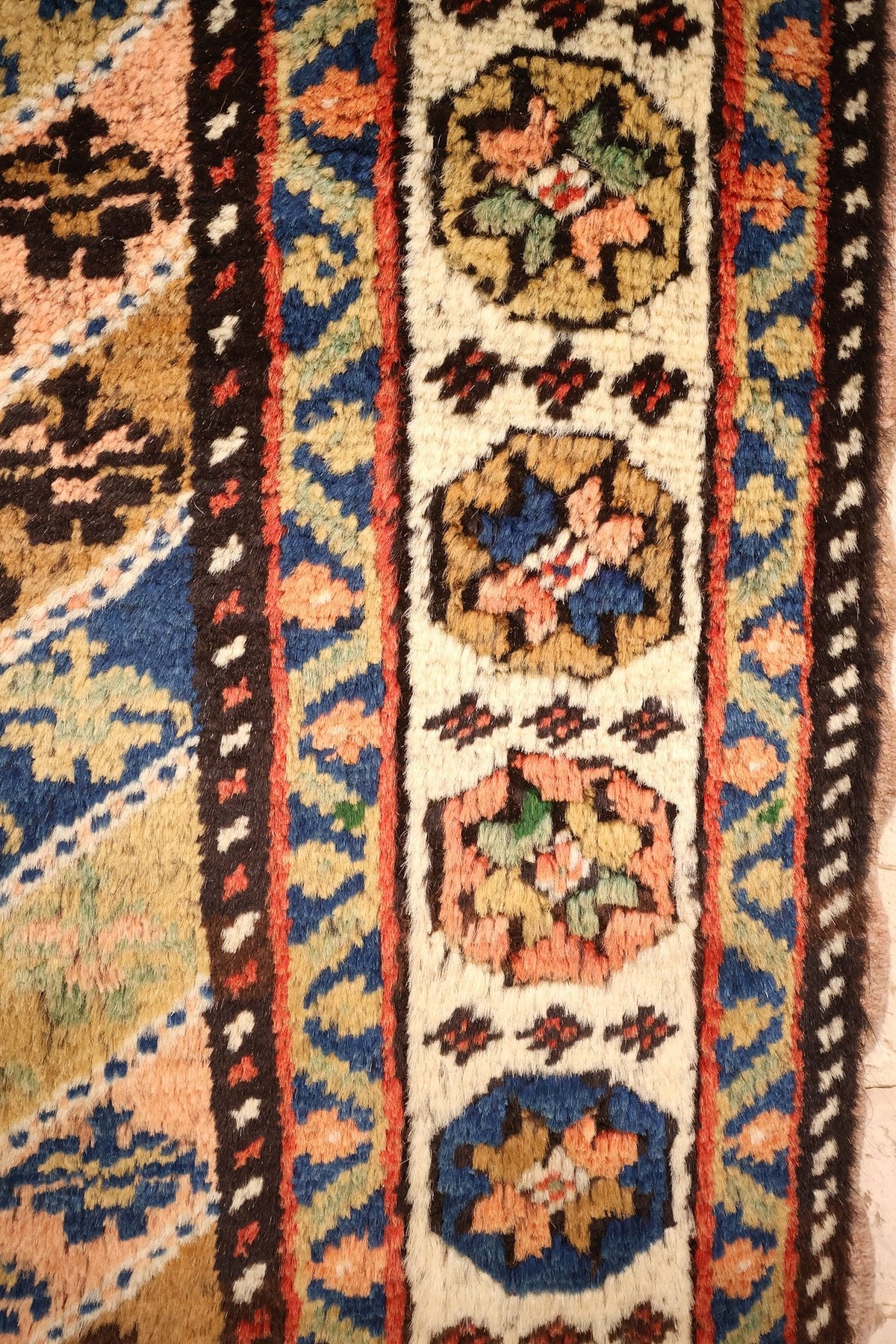 Bordure ivoire du Tachpinar, octogones bleus et ocre à rosaces et galons en dents de scie