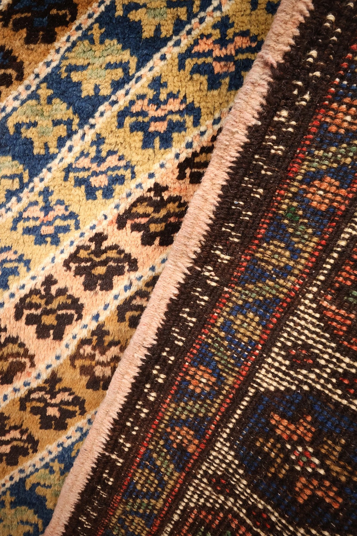 Envers du tapis Tachpinar, nœuds serrés laissant voir les rayures du champ