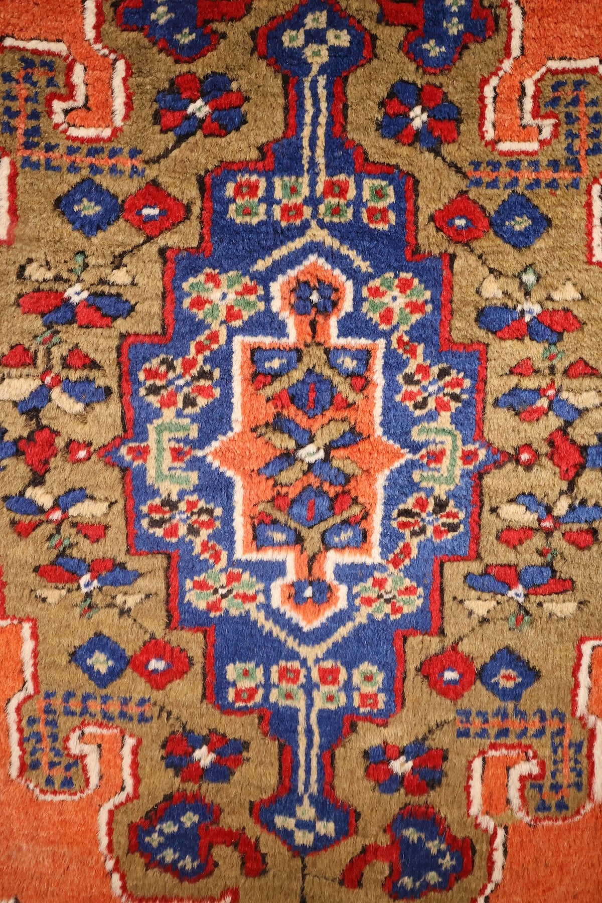 Détail du cœur bleu et beige du médaillon crénelé, tapis Tachpinar orange