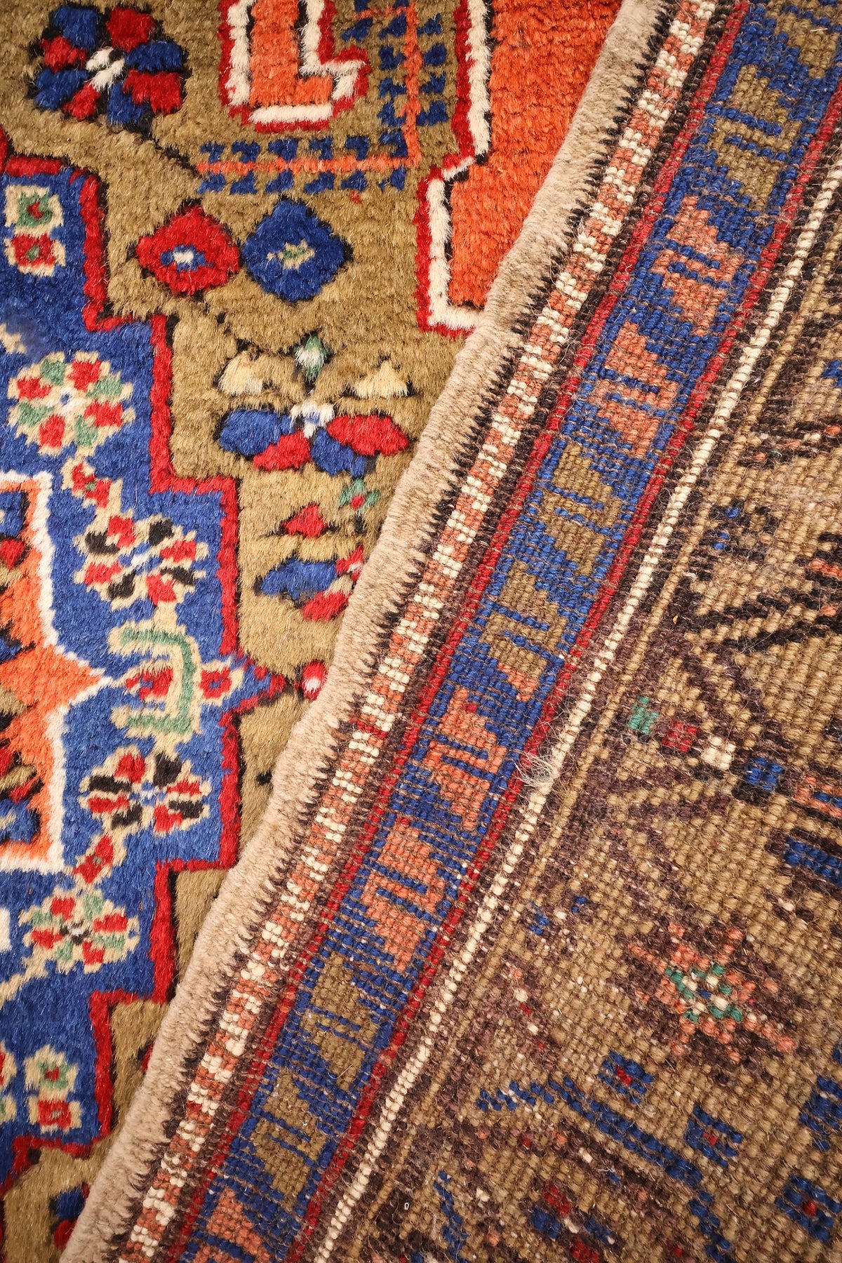 Envers du tapis Tachpinar, nœuds visibles le long de la bordure
