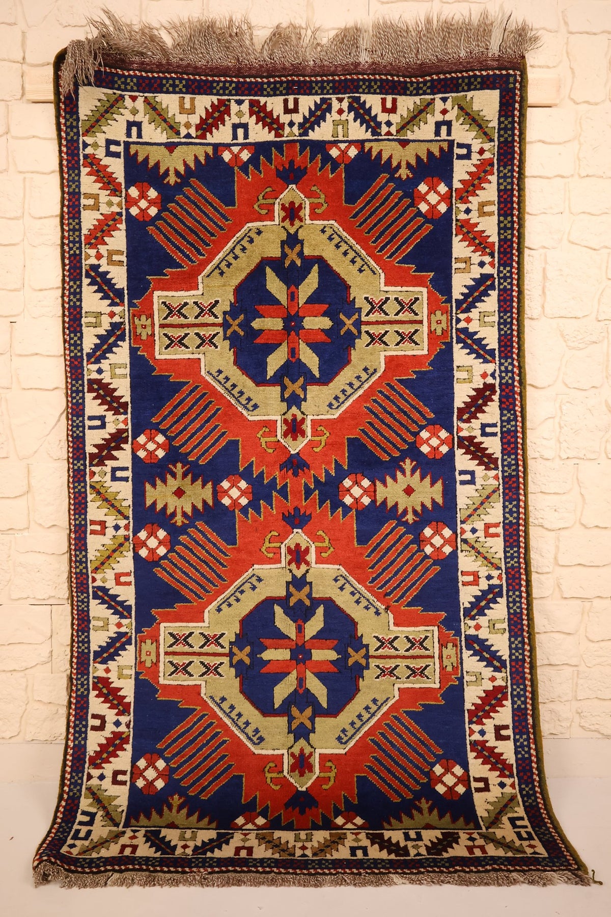 Tapis Tachpinar rouge et bleu 180 × 100 cm à deux médaillons anguleux, vue d'ensemble de face