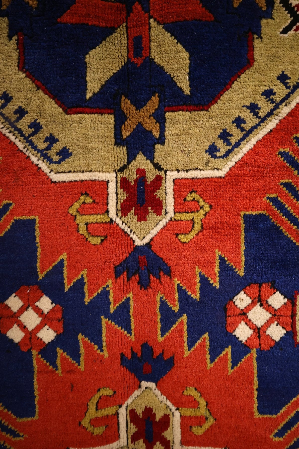 Détail du médaillon rouge et de l'octogone beige à cartouche bleu étoilé