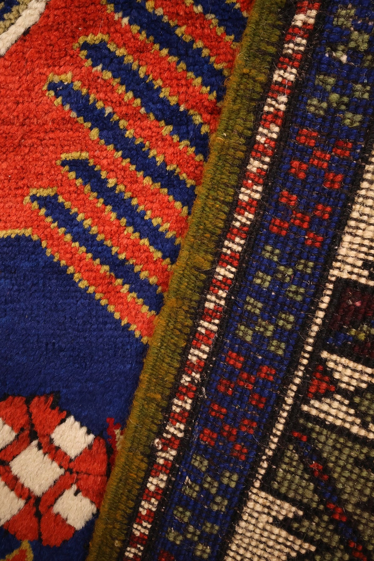 Envers du tapis Tachpinar rouge et bleu, nœuds et contre-bordures visibles au revers