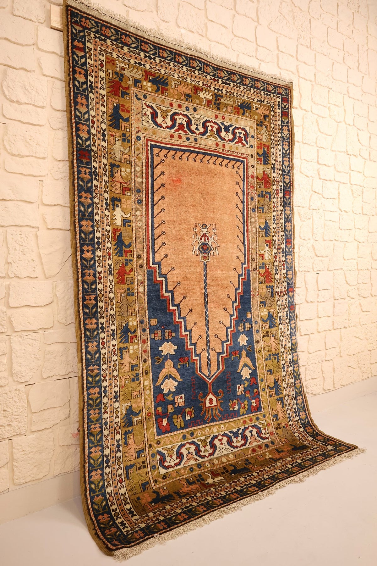 Tapis Tachpinar rectangulaire beige, vue de biais montrant la colonne centrale bleue