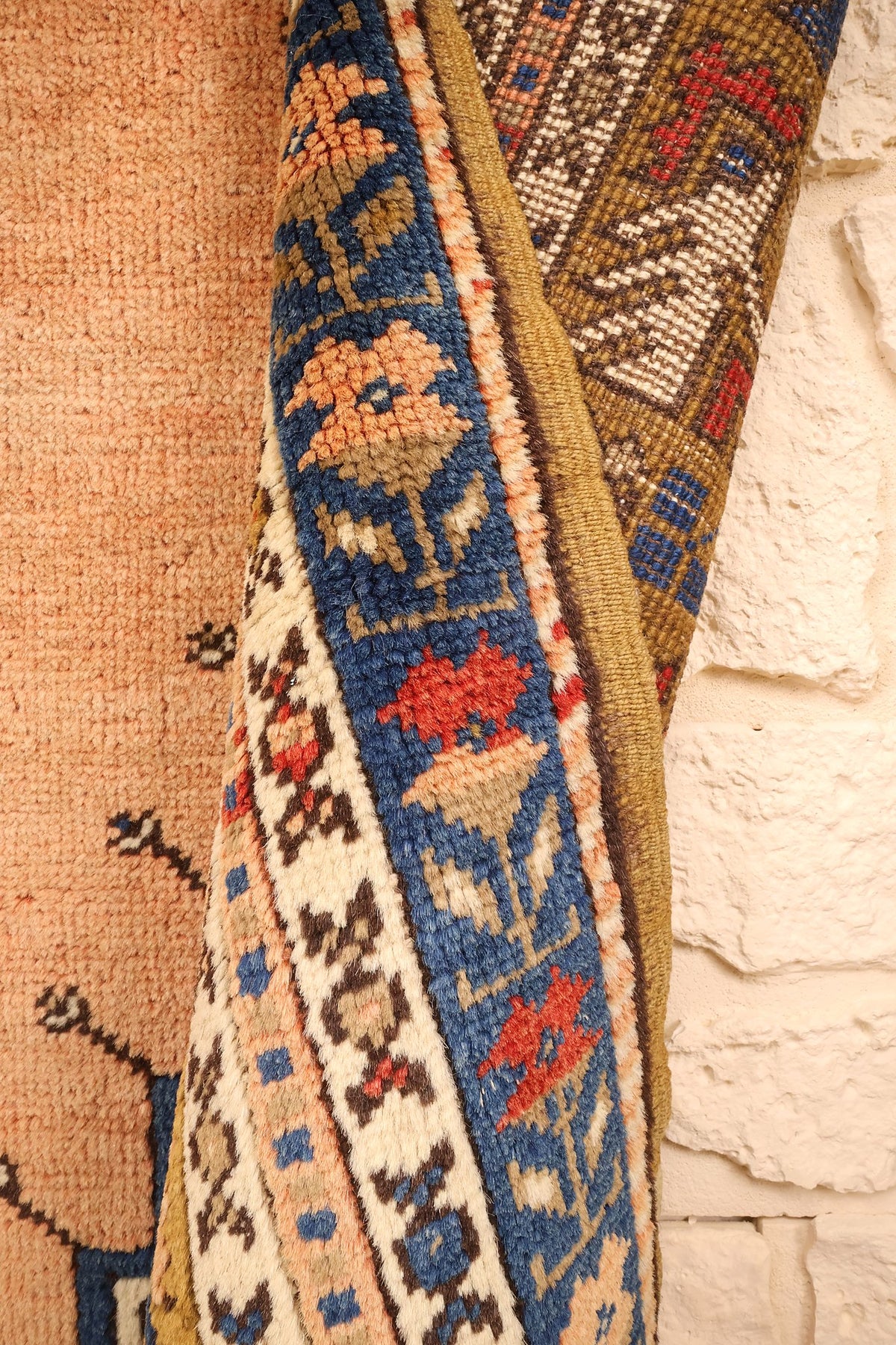 Lisière du Tachpinar beige, bandes à croisillons et fleurs en bordure