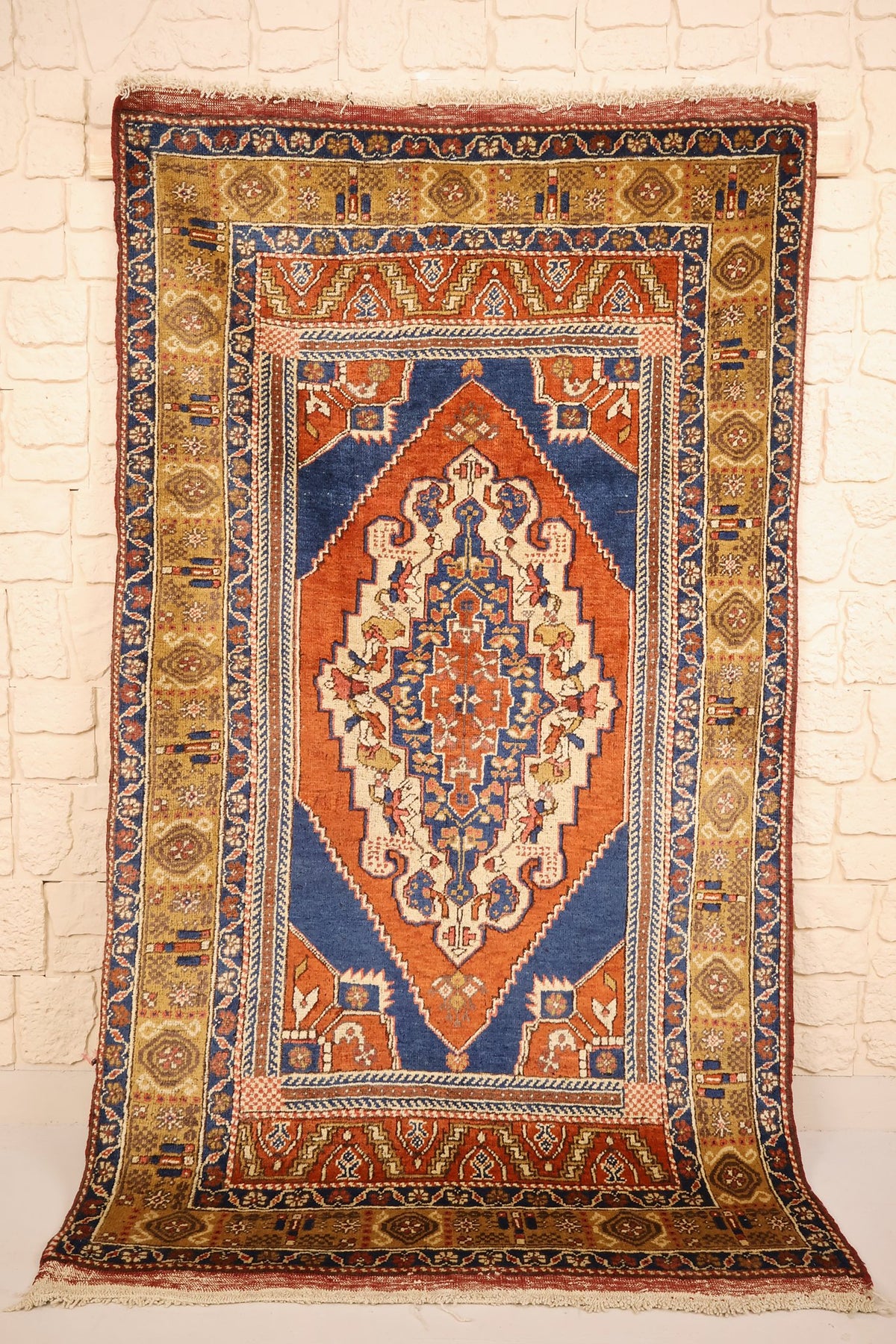 Tapis Tachpinar orange 194 × 113 cm, vue d'ensemble du médaillon losangé central