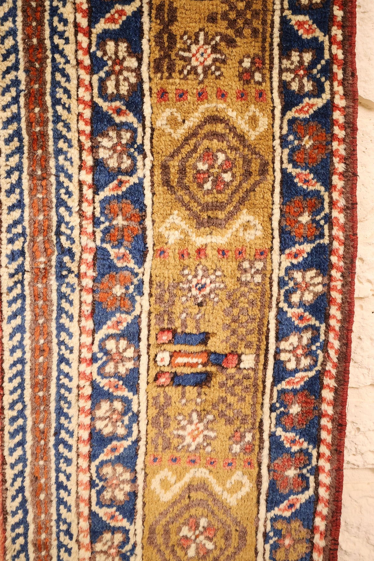 Bordure jaune moutarde à rosettes et contre-bordures bleu foncé à fleurettes