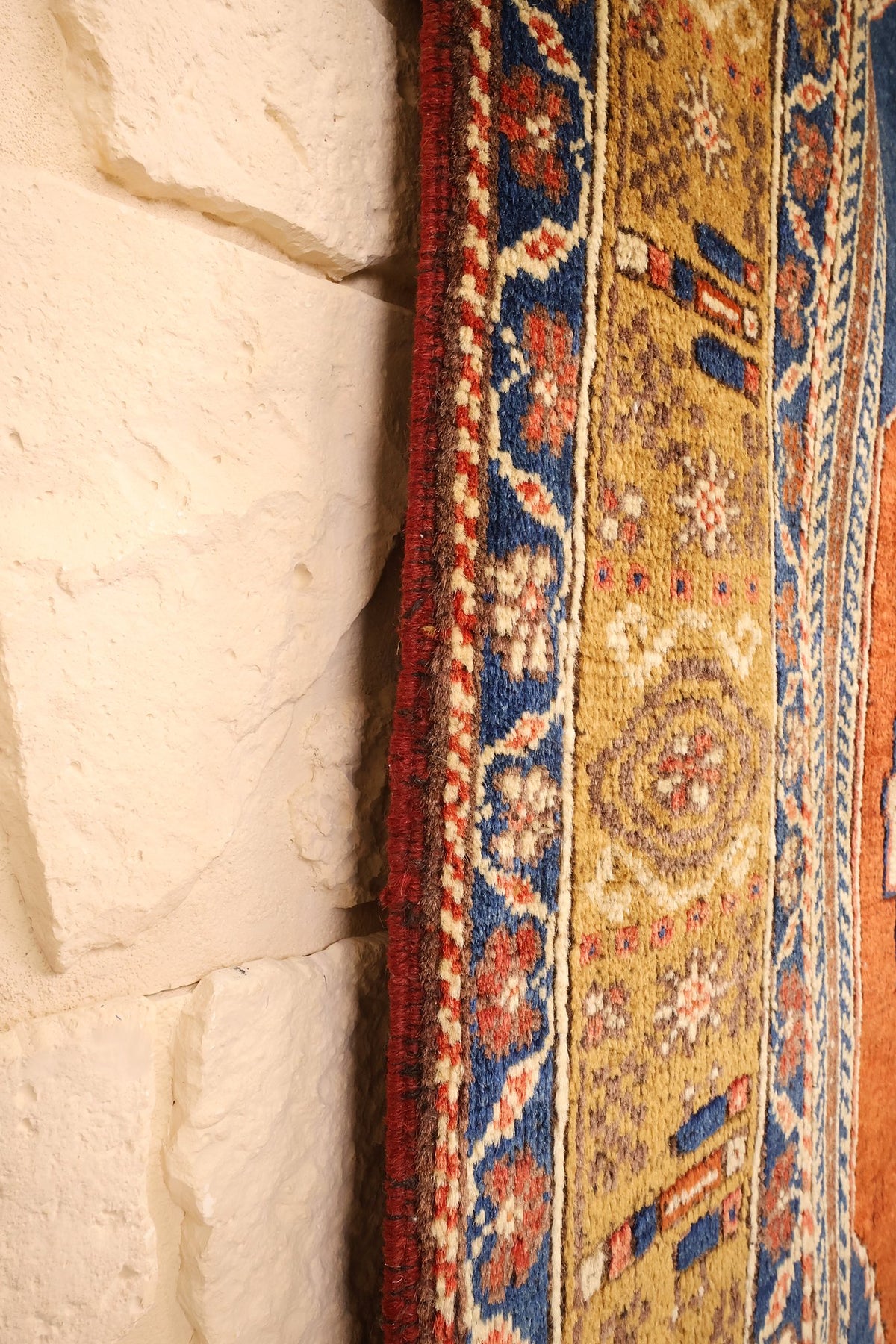 Bord latéral du tapis Tachpinar bleu et jaune, motifs crochetés le long de la lisière