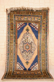 Tapis Tachpinar bleu et beige 200 × 117 cm, vue d'ensemble avec médaillon losangé et franges blanches