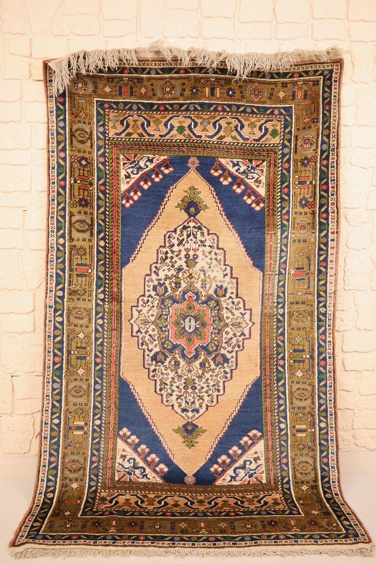 Tapis Tachpinar bleu et beige 200 × 117 cm, vue d'ensemble avec médaillon losangé et franges blanches