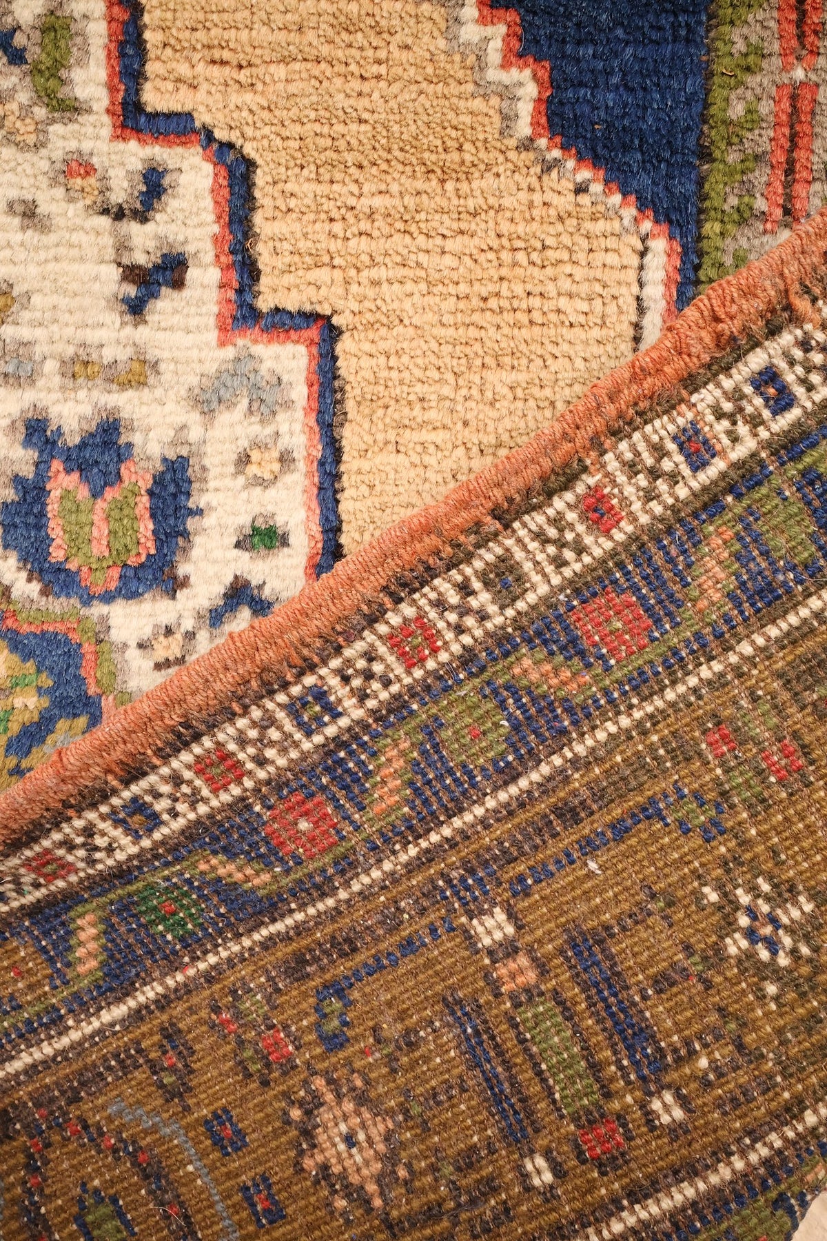 Envers du tapis Tachpinar bleu et beige, nœuds et dessin de la bordure visibles