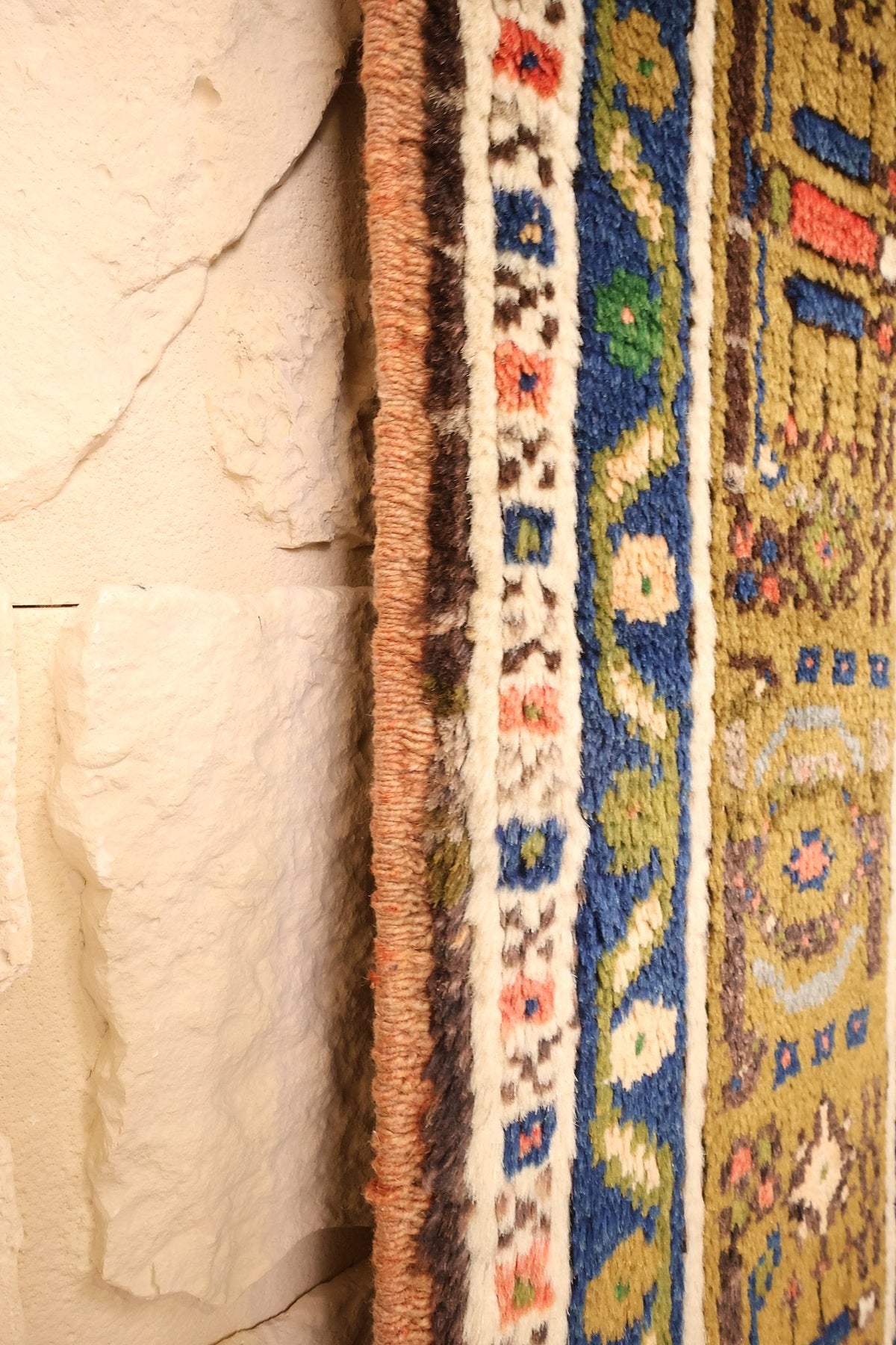 Lisière du tapis Tachpinar 200 × 117 cm, bande ivoire à fleurettes rouges le long du bord