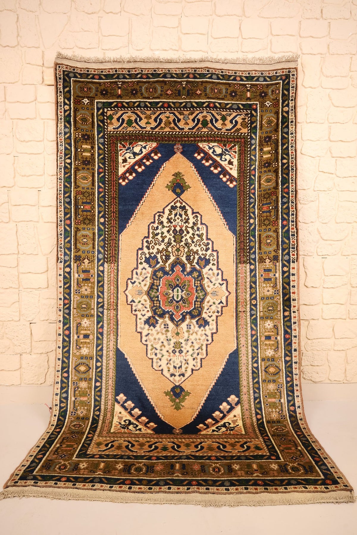 Tapis Tachpinar beige et bleu 211 × 118 cm, vue d'ensemble avec médaillon central ivoire