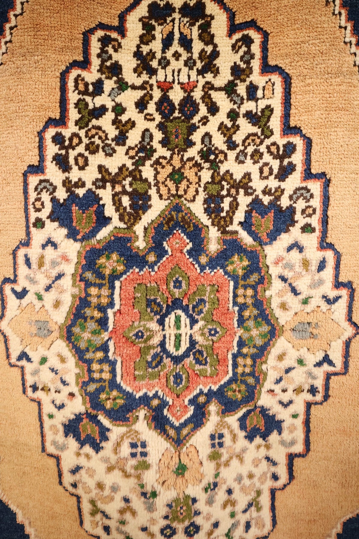 Détail du médaillon ivoire crénelé et de sa rosace rouge et bleue, tapis Tachpiliar