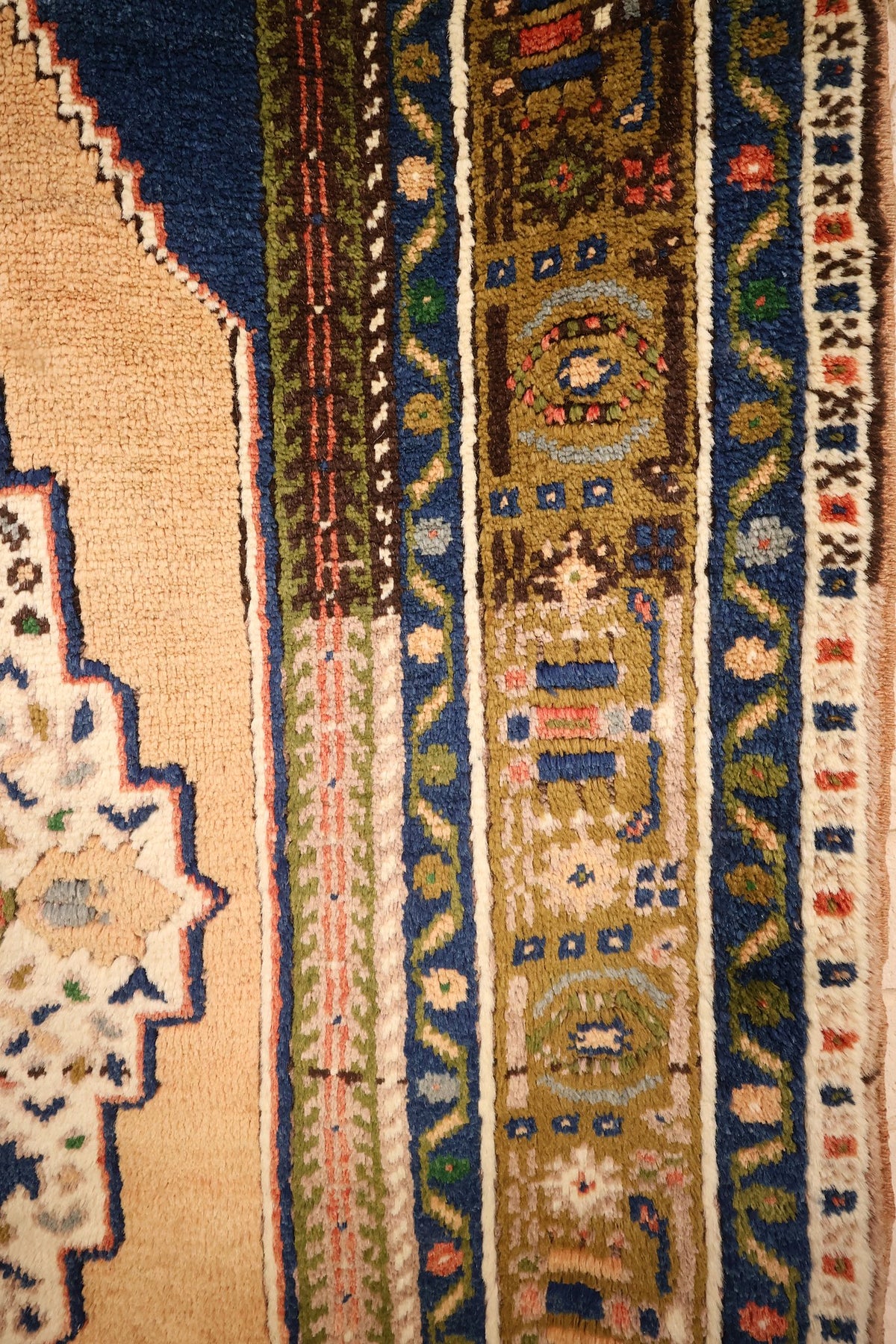 Bordures du tapis Tachpinar : bande ocre à cartouches et galons bleus à rinceaux